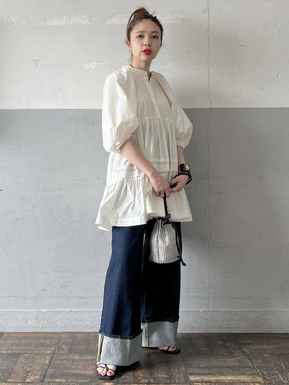 「アダムエロペ(ADAM ET ROPE')、Adam et Rope'、ブラウス、ブラウス×デニム、デニム、デニムパンツ、チュニック、ショルダーバッグ、サンダル、夏コーデ、春夏コーデ、休日スタイル、大人カジュアル、ビッグシルエット、オーバーサイズ」｜「ADAM ET ROPE'のタイプライターティアードブラウス（シャツ/ブラウス、ホワイト系）」を使った、ADAM ET ROPE' STAFFさん（レディース・158cm）の春コーディネートの5枚目の写真