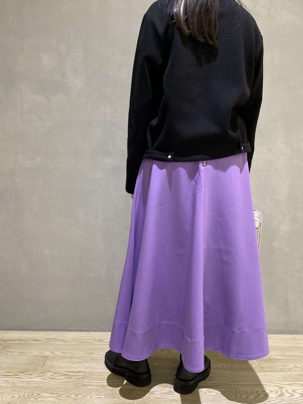 ブラック系のカーディガン/ボレロ、パープル系のスカート、シルバー系のショルダーバッグを着用したレディースの夏コーディネートの2枚目の写真