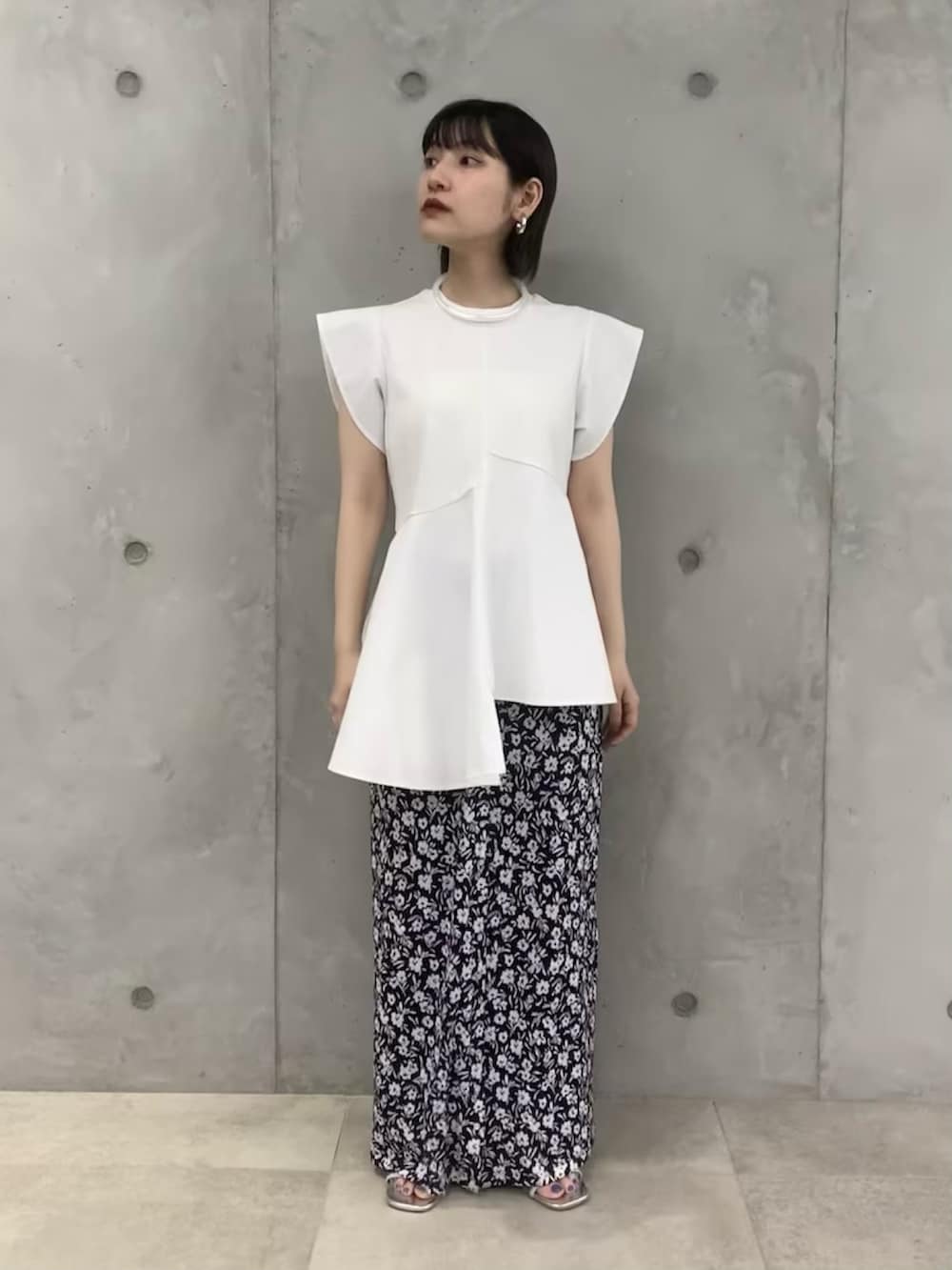 「別注、休日コーデ、アダムエロペ(ADAM ET ROPE')、Adam et Rope'、フリルトップス、アニエスベー、アダムエロペ、agnes b.、adametrope、オトナ女子」｜「ADAM ET ROPE'のフリルペプラムカットソー（Tシャツ/カットソー、ホワイト系）」を使った、ADAM ET ROPE' STAFFさん（レディース・154cm）の春コーディネートの2枚目の写真