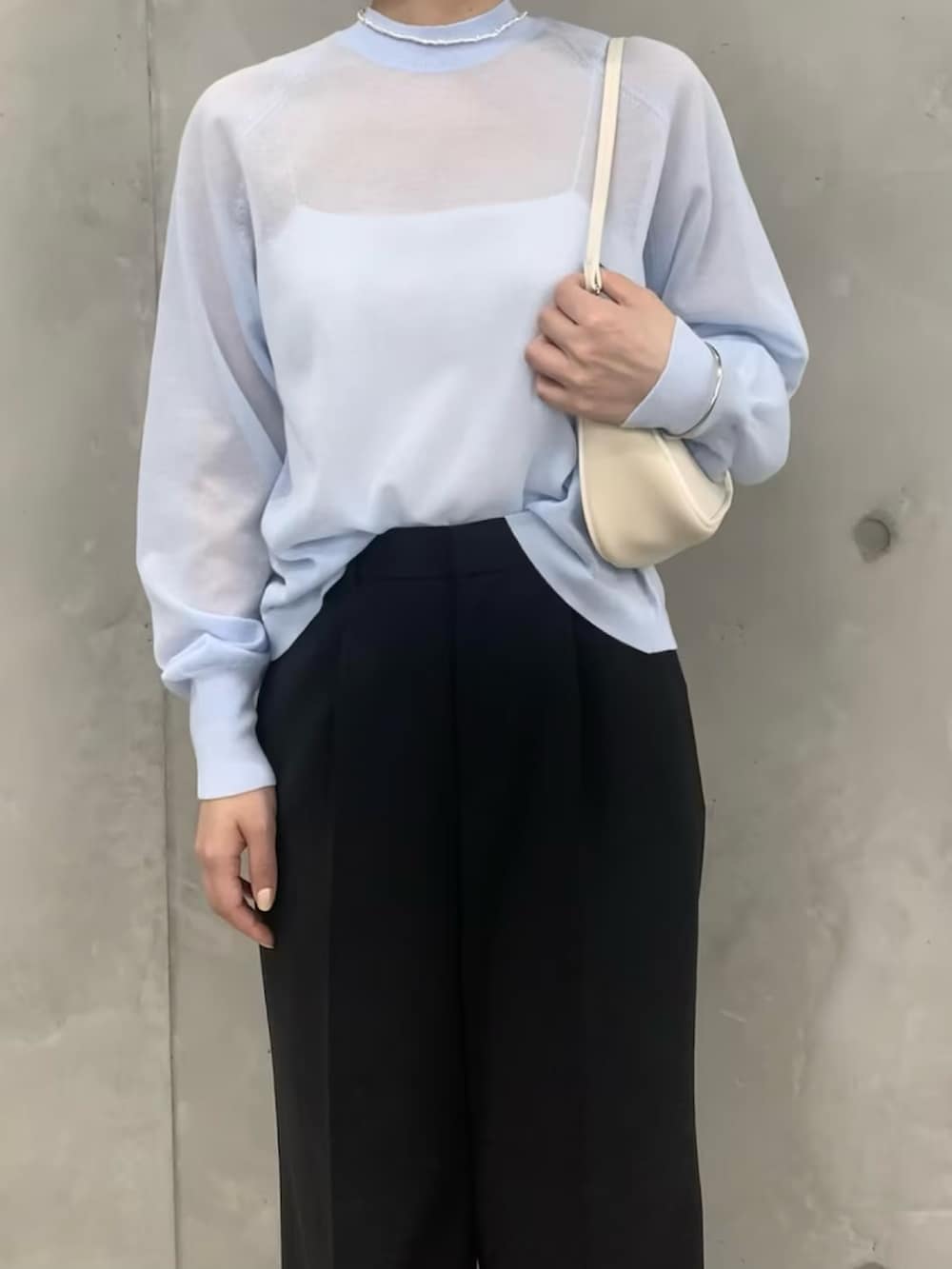 ブルー系のTシャツ/カットソー、ブラック系のスラックス、ホワイト系のショルダーバッグを着用したレディースの春コーディネートの5枚目の写真