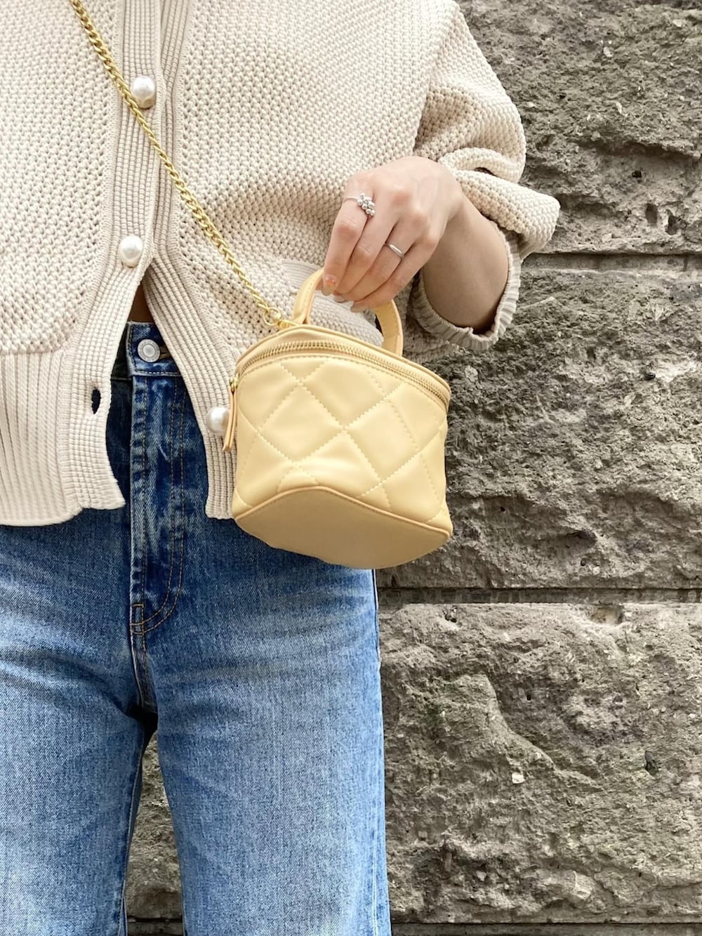 「カーディガン、デニム、ベレー帽、帽子、デニムパンツ、チェーンバッグ、アダムエロペ(ADAM ET ROPE')、フレアパンツ、Adam et Rope'、フレアデニム」｜「ADAM ET ROPE'の【サステナブル】フレアデニム（デニムパンツ、ブルー系）」を使った、ADAM ET ROPE' STAFFさん（レディース・157cm）の秋コーディネートの4枚目の写真
