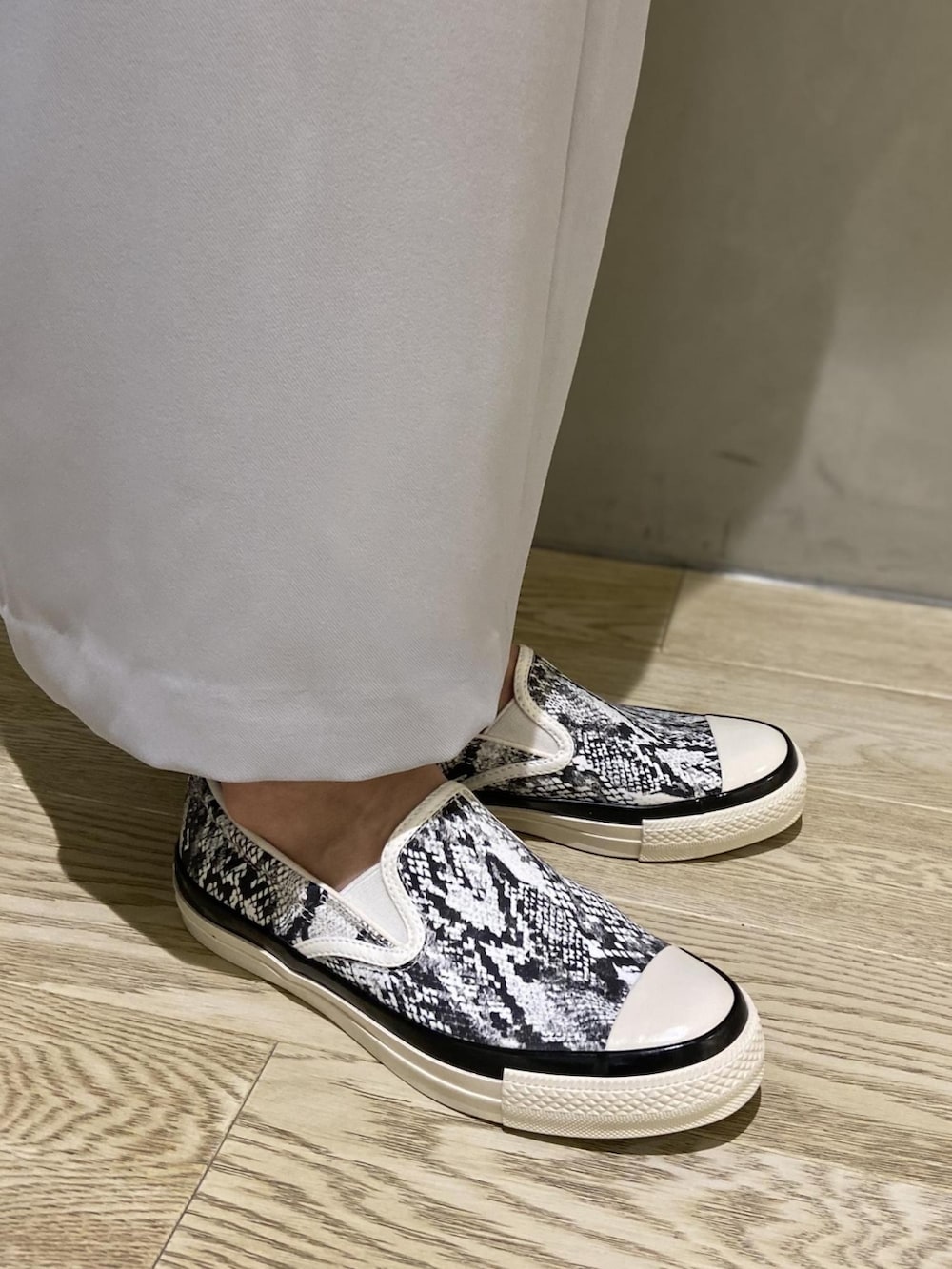 「スニーカー、コンバース、ワンピース、レイヤード、モノトーン、レイヤードスタイル、アダムエロペ(ADAM ET ROPE')、ロングワンピース、Adam et Rope'、モノトーンコーデ、真夏のアクティブスタイル、アウトドアスタイル」｜「ADAM ET ROPE'のレイヤードベアワンピース（ワンピース、ホワイト系）」を使った、ADAM ET ROPE' STAFFさん（レディース・165cm）の夏コーディネートの5枚目の写真