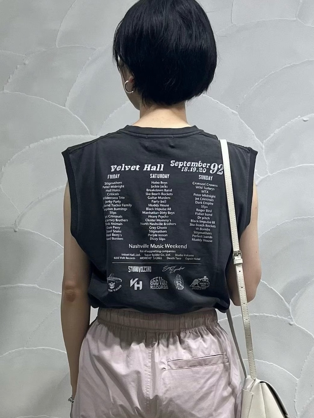 「休日コーデ、アダムエロペ(ADAM ET ROPE')、パンツスタイル、Adam et Rope'、夏コーデ、GOOD ROCK SPEED、カジュアルコーデ、アダムエロペ、ナイロンパンツ、adametrope」｜「ADAM ET ROPE'の【Good Rock Speed】ORIGINAL ROCK SLEEVELESS TEE（タンクトップ、ブラック系）」を使った、ADAM ET ROPE' STAFFさん（レディース・160cm）の春コーディネートの3枚目の写真