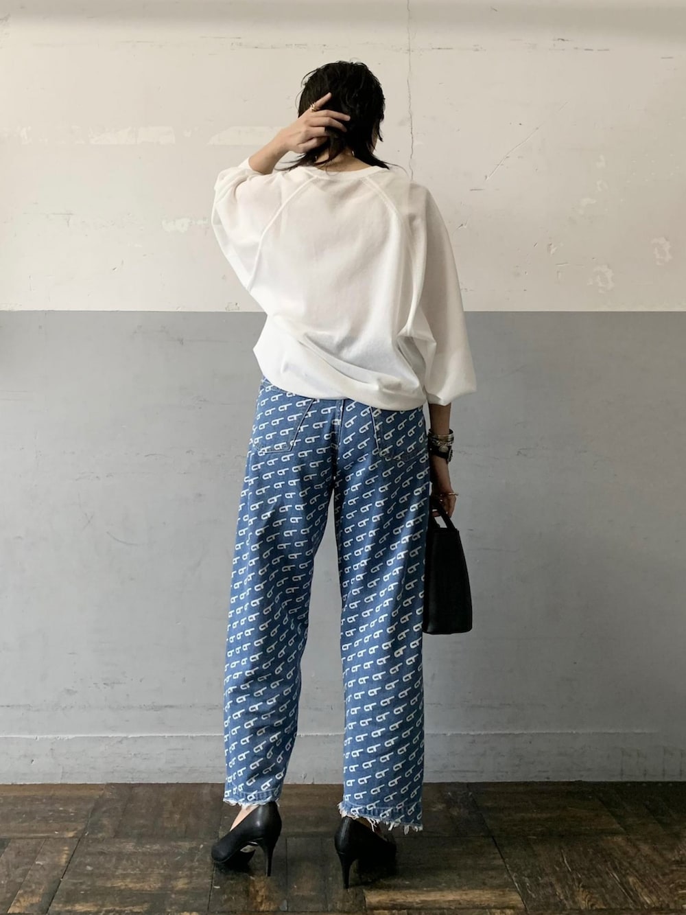 「アダムエロペ(ADAM ET ROPE')、Adam et Rope'、大人カジュアル、休日コーデ、デニムパンツ、カーディガン、シアー、春コーデ、柄パンツ、ショップスタッフの好印象コーデ、デニム、休日スタイル、カジュアル、ゆるコーデ、高身長女子」｜「ADAM ET ROPE'の【WEB限定】キーネックシアーカーディガン（カーディガン/ボレロ、ホワイト系）」を使った、ADAM ET ROPE' STAFFさん（レディース・166cm）の春コーディネートの3枚目の写真