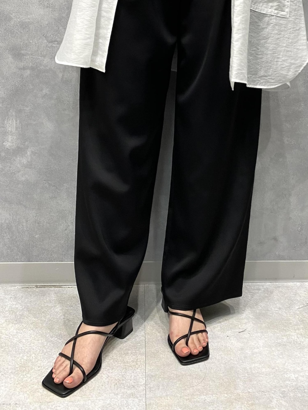 「白黒、モノトーン、大人カジュアル、ラフ、アダムエロペ(ADAM ET ROPE')、Adam et Rope'、春夏コーデ、モノトーンコーデ、夏コーデ、モノトーンスタイル」｜「MURRALの【MURRAL】Ivy tank（タンクトップ、グレー系）」を使った、ADAM ET ROPE' STAFFさん（レディース・160cm）の春コーディネートの4枚目の写真
