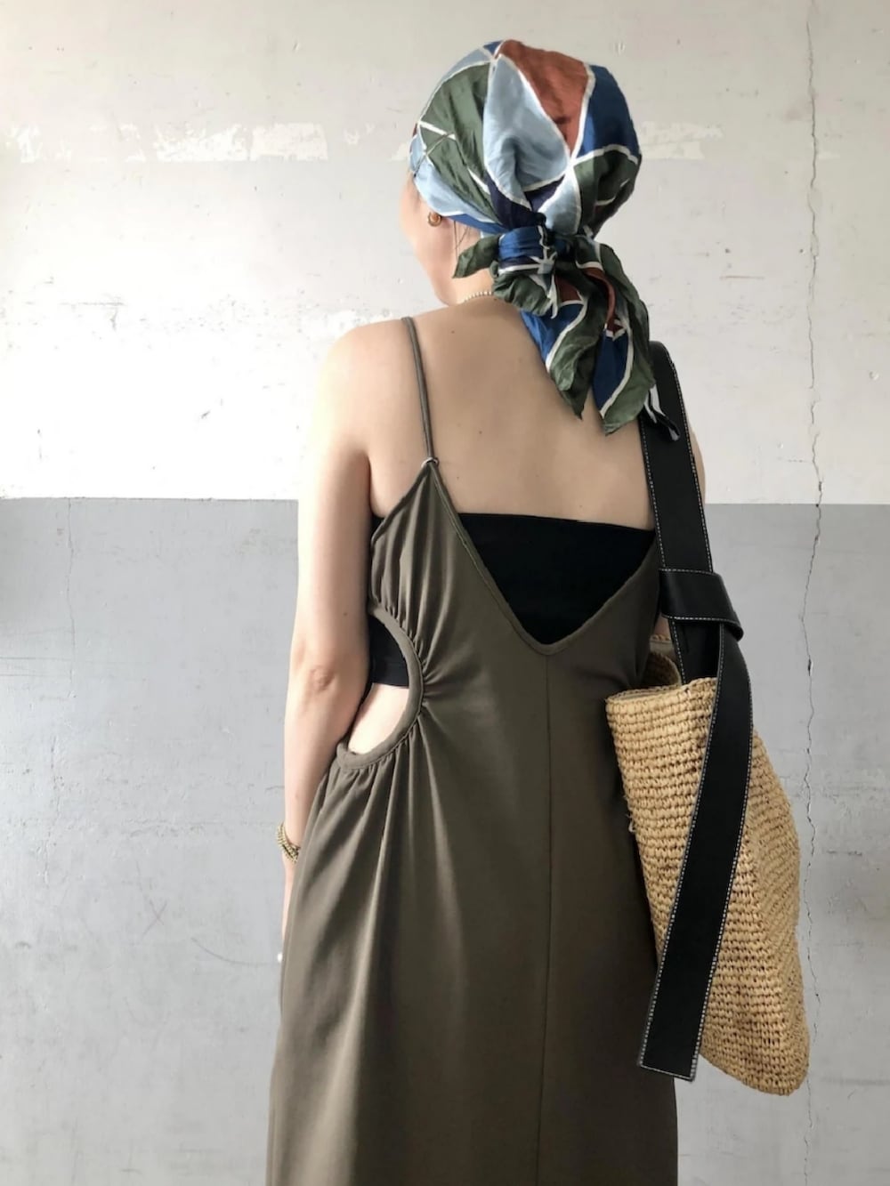 グリーン系のワンピース、ブラック系のチューブトップを着用したレディースの夏コーディネートの5枚目の写真