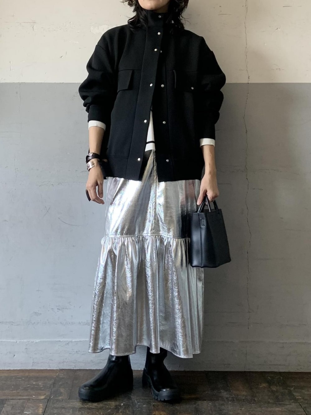 「ブルゾン、ボーダー、モノトーン、春アウター、アダムエロペ(ADAM ET ROPE')、春、Adam et Rope'、春コーデ、モノトーンコーデ、高身長女子、いまどきジャケット写真、スカート、ロングスカート、ママコーデ、大人コーデ」｜「ADAM ET ROPE'の【WEB限定】スムースニットブルゾン（ブルゾン、ブラック系）」を使った、ADAM ET ROPE' STAFFさん（レディース・166cm）の冬コーディネートの2枚目の写真