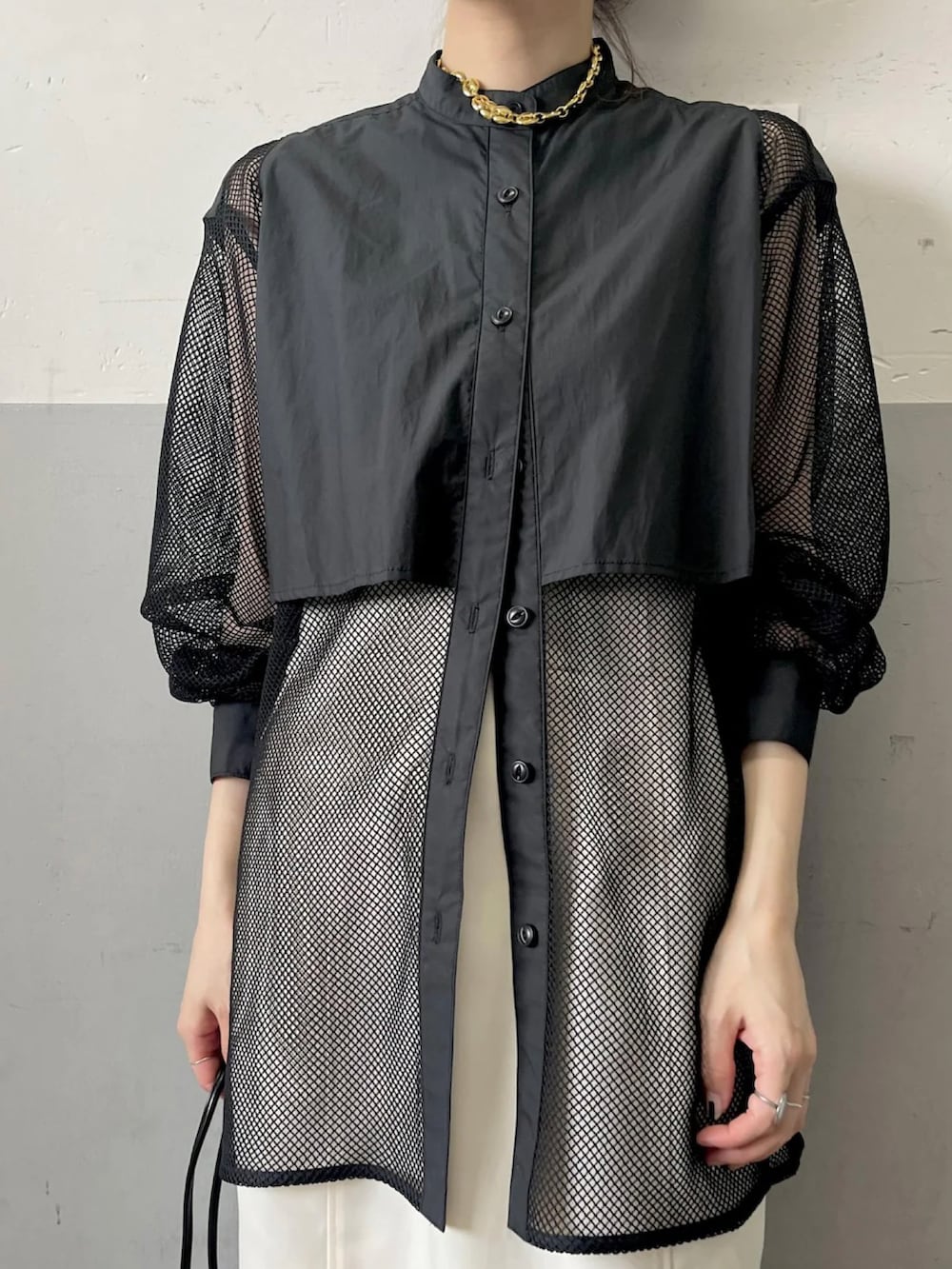 「休日コーデ、アダムエロペ(ADAM ET ROPE')、Adam et Rope'、モノトーンコーデ、シースルー、シンプルスタイル、アダムエロペ、おでかけコーデ、メッシュトップス、adametrope」｜「ADAM ET ROPE'の【サステナブル】スタンドカラーメッシュシャツ（シャツ/ブラウス、ブラック系）」を使った、ADAM ET ROPE' STAFFさん（レディース・158cm）の春コーディネートの5枚目の写真