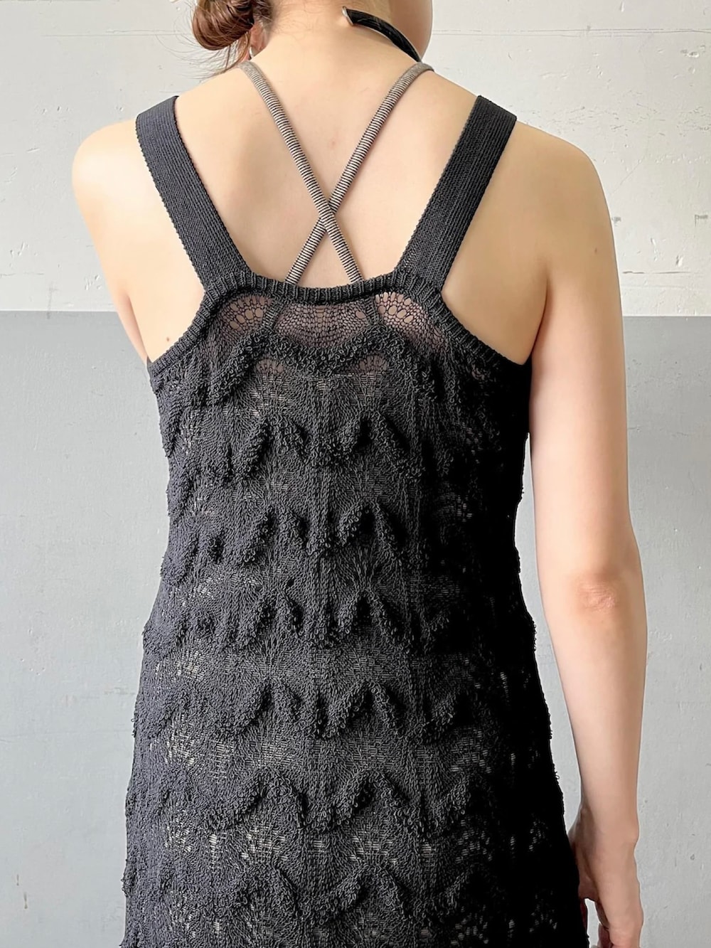 ブラック系のワンピース、イエロー系のスニーカーを着用したレディースの春コーディネートの5枚目の写真