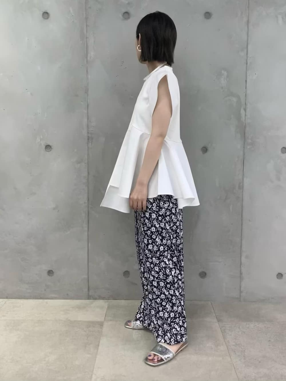 「別注、休日コーデ、アダムエロペ(ADAM ET ROPE')、Adam et Rope'、フリルトップス、アニエスベー、アダムエロペ、agnes b.、adametrope、オトナ女子」｜「ADAM ET ROPE'のフリルペプラムカットソー（Tシャツ/カットソー、ホワイト系）」を使った、ADAM ET ROPE' STAFFさん（レディース・154cm）の春コーディネートの4枚目の写真