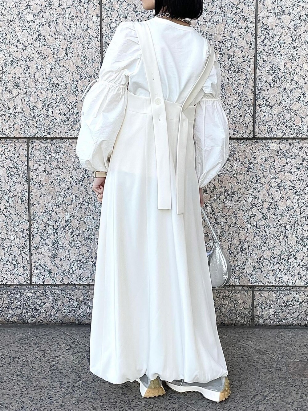 「春夏コーデ、大人かわいい、休日スタイル、ジャンパースカート、ホワイトコーデ、ブラウス、アダムエロペ(ADAM ET ROPE')、Adam et Rope'、adametrope、ギャザーブラウス、ショップスタッフの好印象コーデ」｜「ADAM ET ROPE'のバルーンジャンパースカート（ジャンパースカート、ホワイト系）」を使った、ADAM ET ROPE' STAFFさん（レディース・162cm）の春コーディネートの4枚目の写真