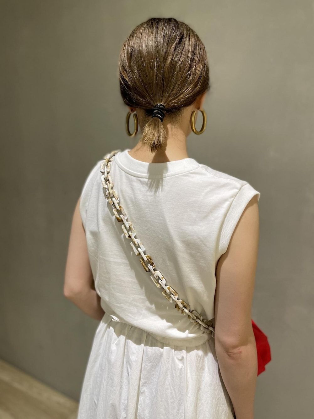 「ワンピース、ショルダーバッグ、厚底シューズ、アダムエロペ(ADAM ET ROPE')、ロングワンピース、Adam et Rope'、夏コーデ、ノースリーブ、厚底サンダル、ベルクロ」｜「HVISKの【HVISK】JOLLY RUSH TWILL（ショルダーバッグ、レッド系）」を使った、ADAM ET ROPE' STAFFさん（レディース・157cm）の夏コーディネートの4枚目の写真
