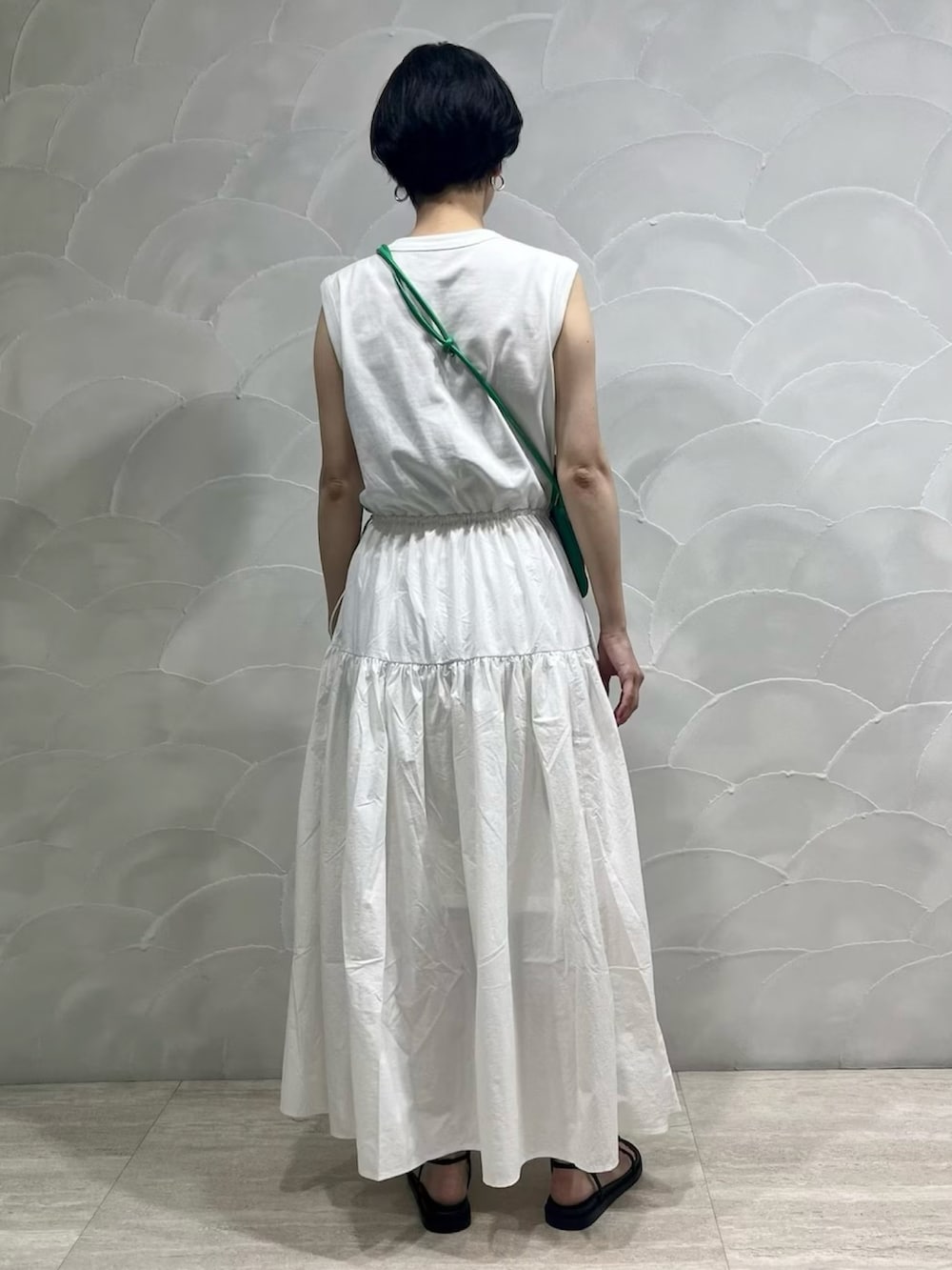 「アダムエロペ(ADAM ET ROPE')、アダムエロペ、Adam et Rope'、adametrope、シンプルコーデ、カジュアル、楽チンコーデ、夏コーデ、リゾートスタイル、ワンピース、ティアードワンピース」｜「ADAM ET ROPE'の【サステナブル】ティアードドッキングワンピース（ワンピース、ホワイト系）」を使った、ADAM ET ROPE' STAFFさん（レディース・160cm）の春コーディネートの2枚目の写真