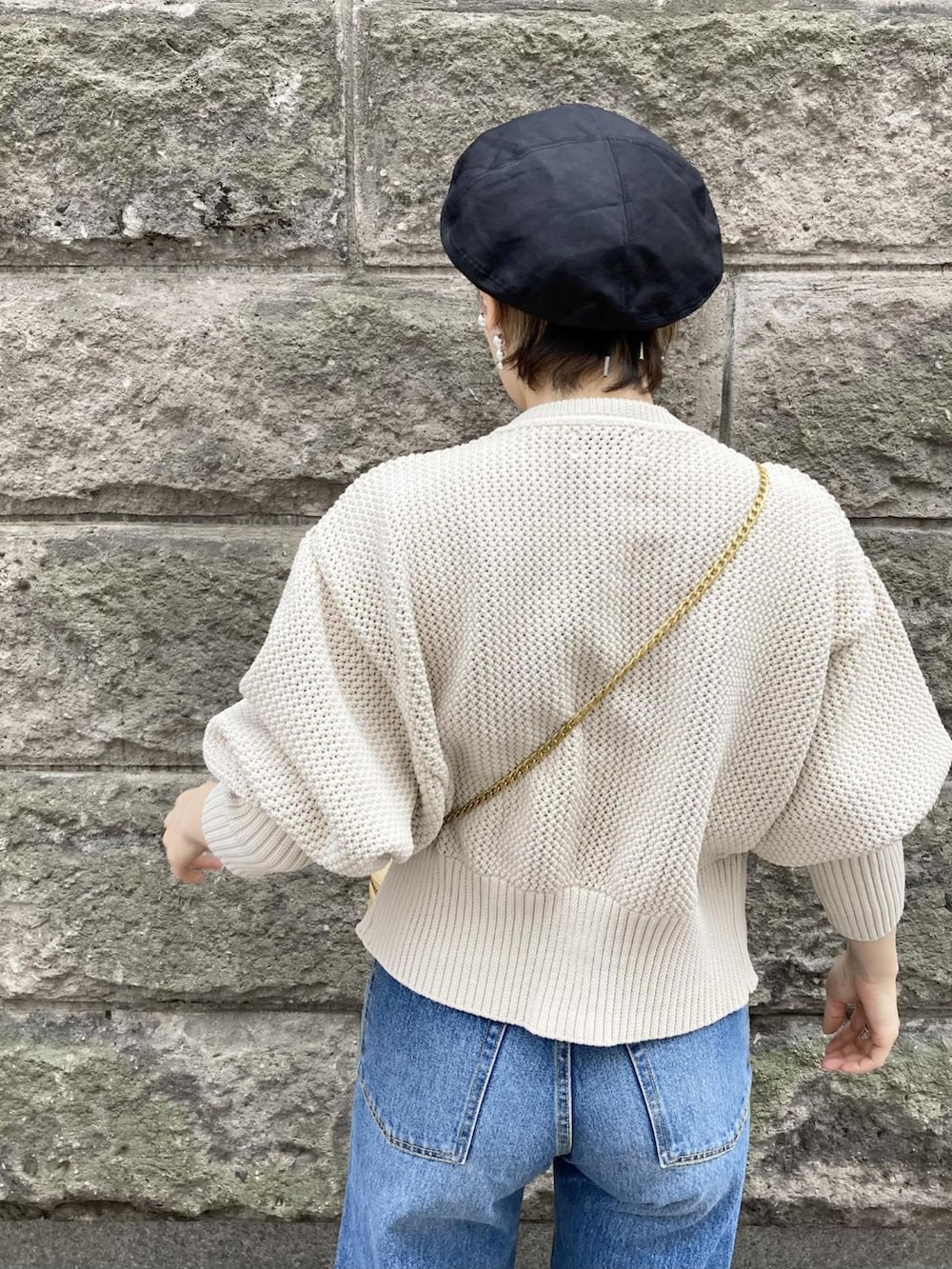 「カーディガン、デニム、ベレー帽、帽子、デニムパンツ、チェーンバッグ、アダムエロペ(ADAM ET ROPE')、フレアパンツ、Adam et Rope'、フレアデニム」｜「ADAM ET ROPE'の【サステナブル】フレアデニム（デニムパンツ、ブルー系）」を使った、ADAM ET ROPE' STAFFさん（レディース・157cm）の秋コーディネートの2枚目の写真
