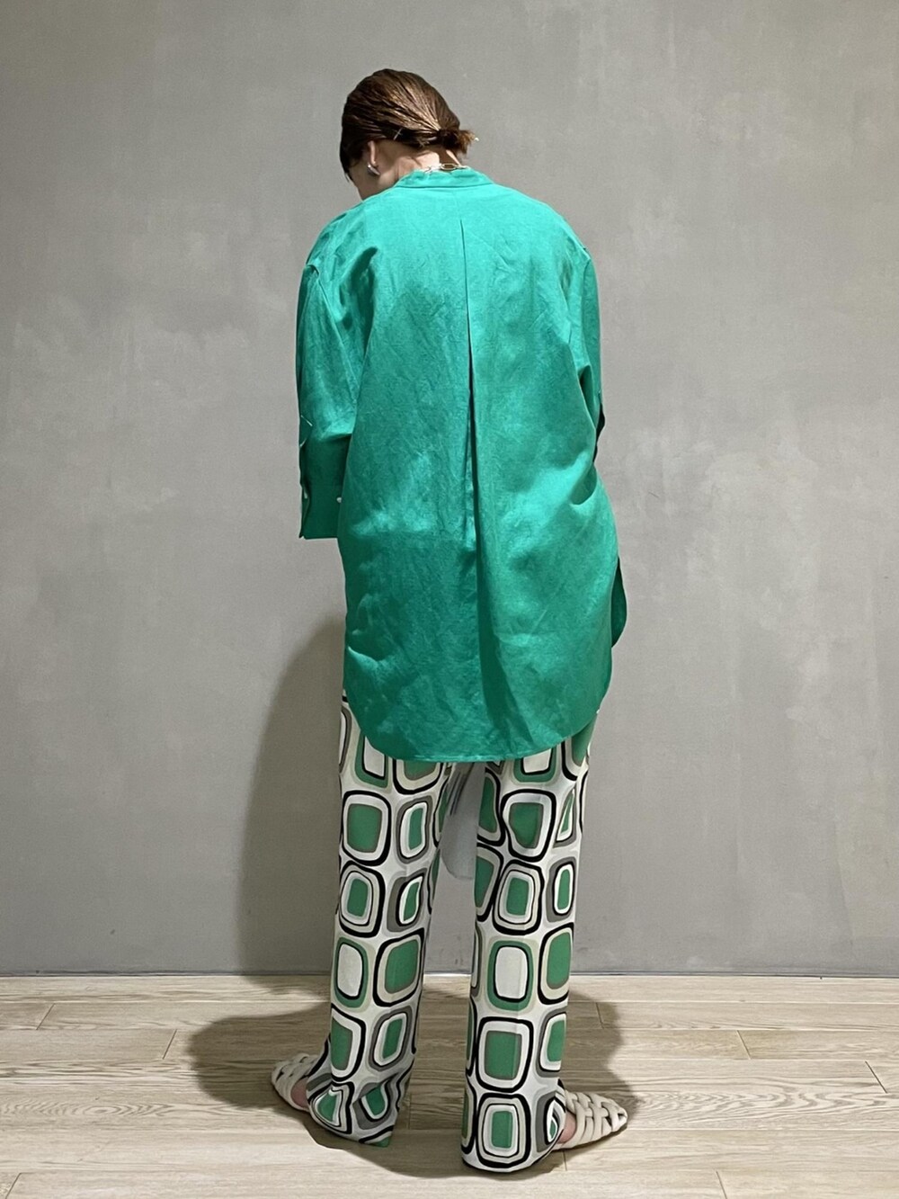 グリーン系のシャツ/ブラウス、ホワイト系のハンドバッグ、ホワイト系のシューズを着用したレディースの夏コーディネートの3枚目の写真