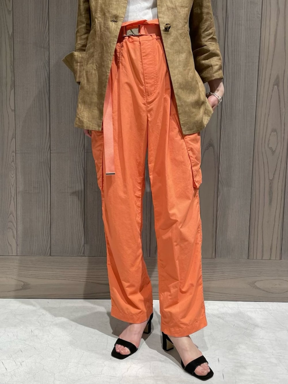 「アダムエロペ(ADAM ET ROPE')、Adam et Rope'、adametrope、ジャケット、ナイロンパンツ、ワークパンツ、カーゴパンツ、カラーパンツ、春服コーデ、お出かけコーデ、オトナ女子、いまどきジャケット写真」｜「ADAM ET ROPE'の【サステナブル】リサイクルナイロンカーゴパンツ（カーゴパンツ、オレンジ系）」を使った、ADAM ET ROPE' STAFFさん（レディース・165cm）の春コーディネートの5枚目の写真