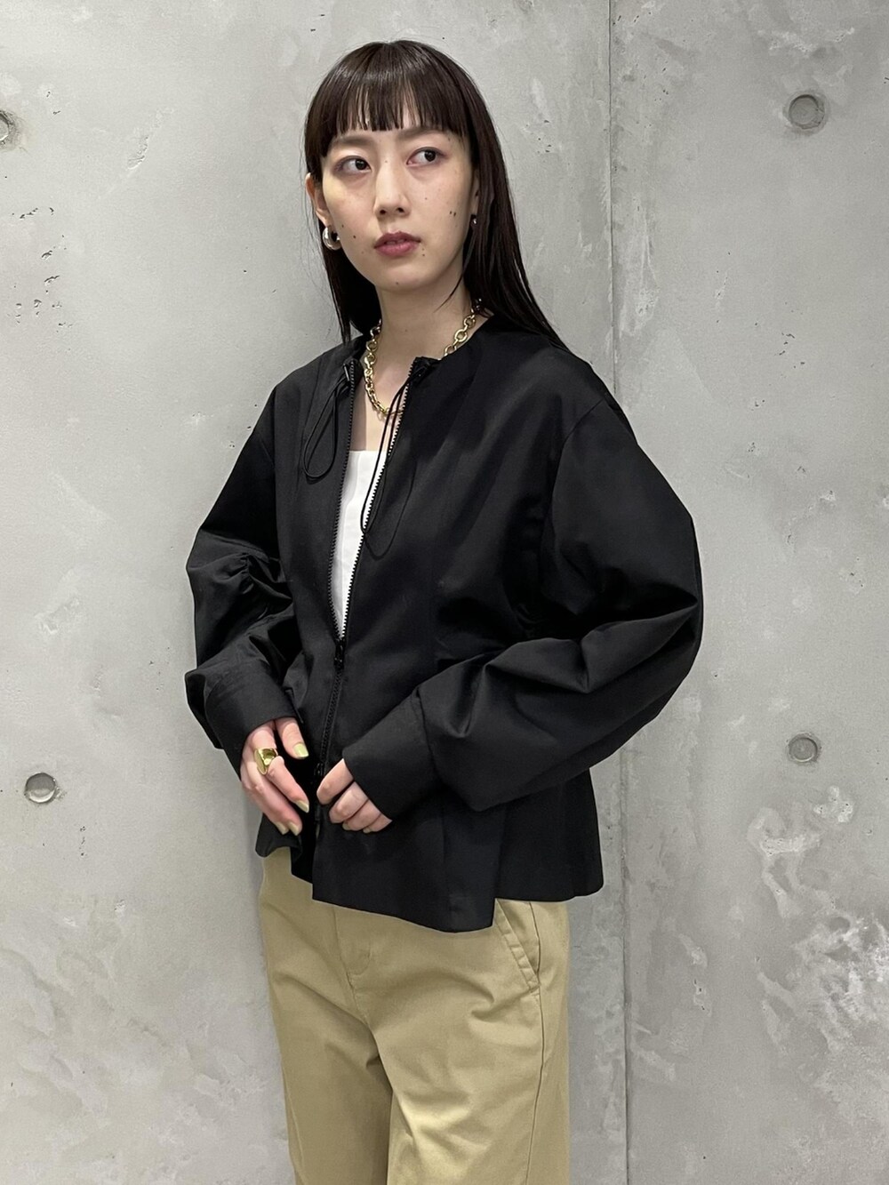 ベージュ系のチノパンツ、ホワイト系のキャミソール、ブラック系のシャツ/ブラウスを着用したレディースの夏コーディネートの4枚目の写真