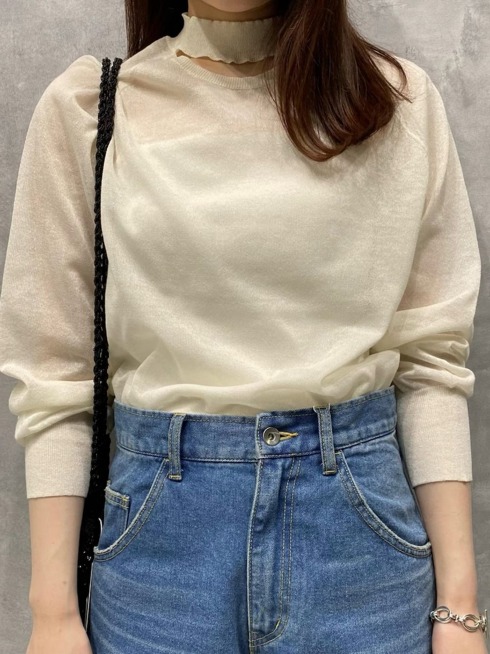 ブルー系のTシャツ/カットソー、ブルー系のデニムパンツ、ブラック系のサンダルを着用したレディースの春コーディネートの4枚目の写真