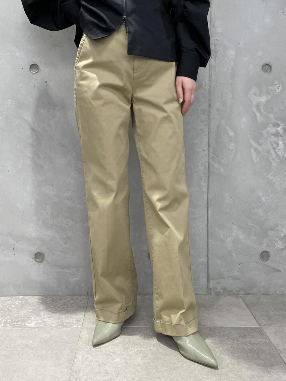 ベージュ系のチノパンツ、ホワイト系のキャミソール、ブラック系のシャツ/ブラウスを着用したレディースの夏コーディネートの5枚目の写真