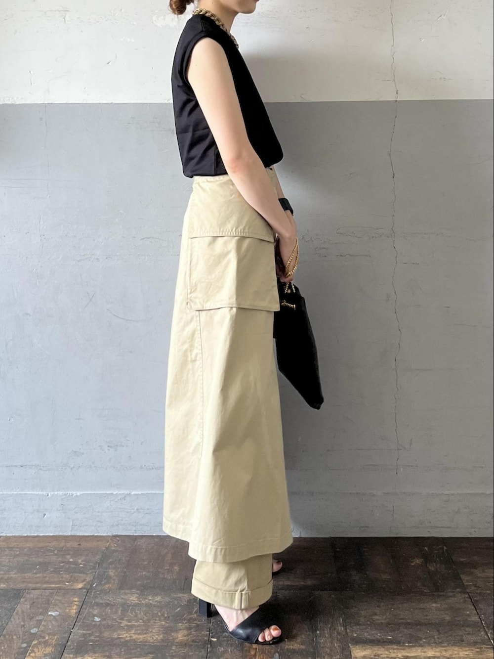 ブラック系のTシャツ/カットソー、ブラック系のショルダーバッグ、ベージュ系のその他パンツを着用したレディースの夏コーディネートの3枚目の写真