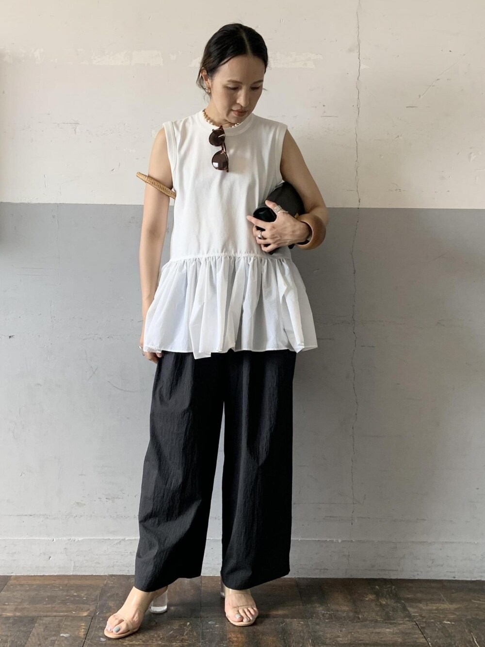 ホワイト系のTシャツ/カットソー、ブラック系のショルダーバッグ、ブラック系のその他パンツを着用したレディースの夏コーディネートの5枚目の写真