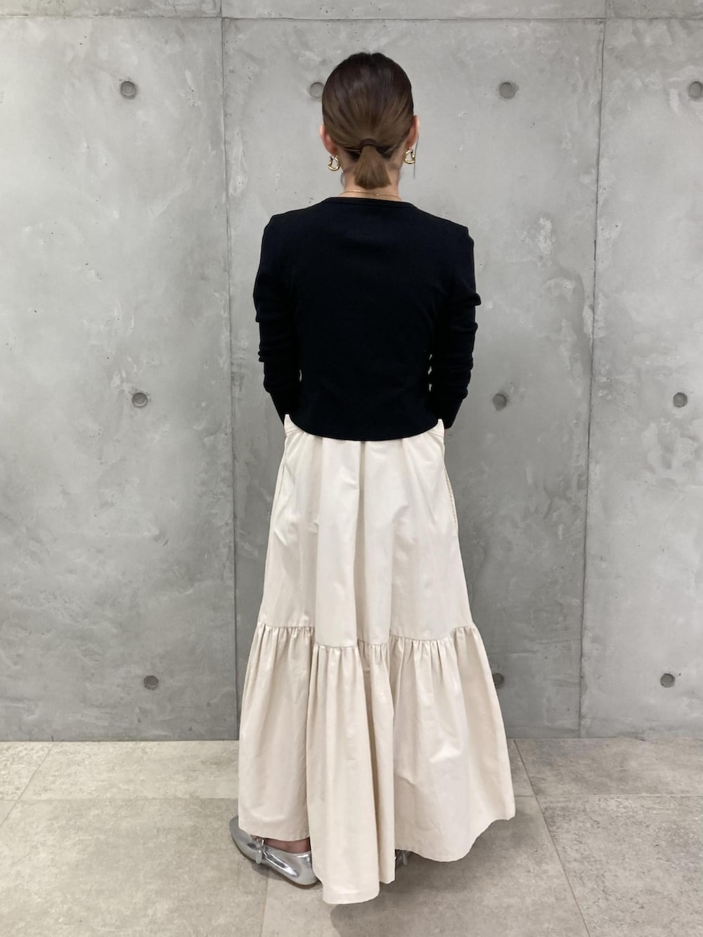 「モノトーン、きれいめカジュアル、アダムエロペ(ADAM ET ROPE')、Adam et Rope'、春コーデ、モノトーンコーデ、agnes b.、キレイめコーデ、ショップスタッフのモノトーン、ショップスタッフの好印象コーデ」｜「agnes b.の【agnes b. pour ADAM ET ROPE'】RIB CD PRESSIONS（カーディガン/ボレロ、ブラック系）」を使った、ADAM ET ROPE' STAFFさん（レディース・159cm）の冬コーディネートの2枚目の写真