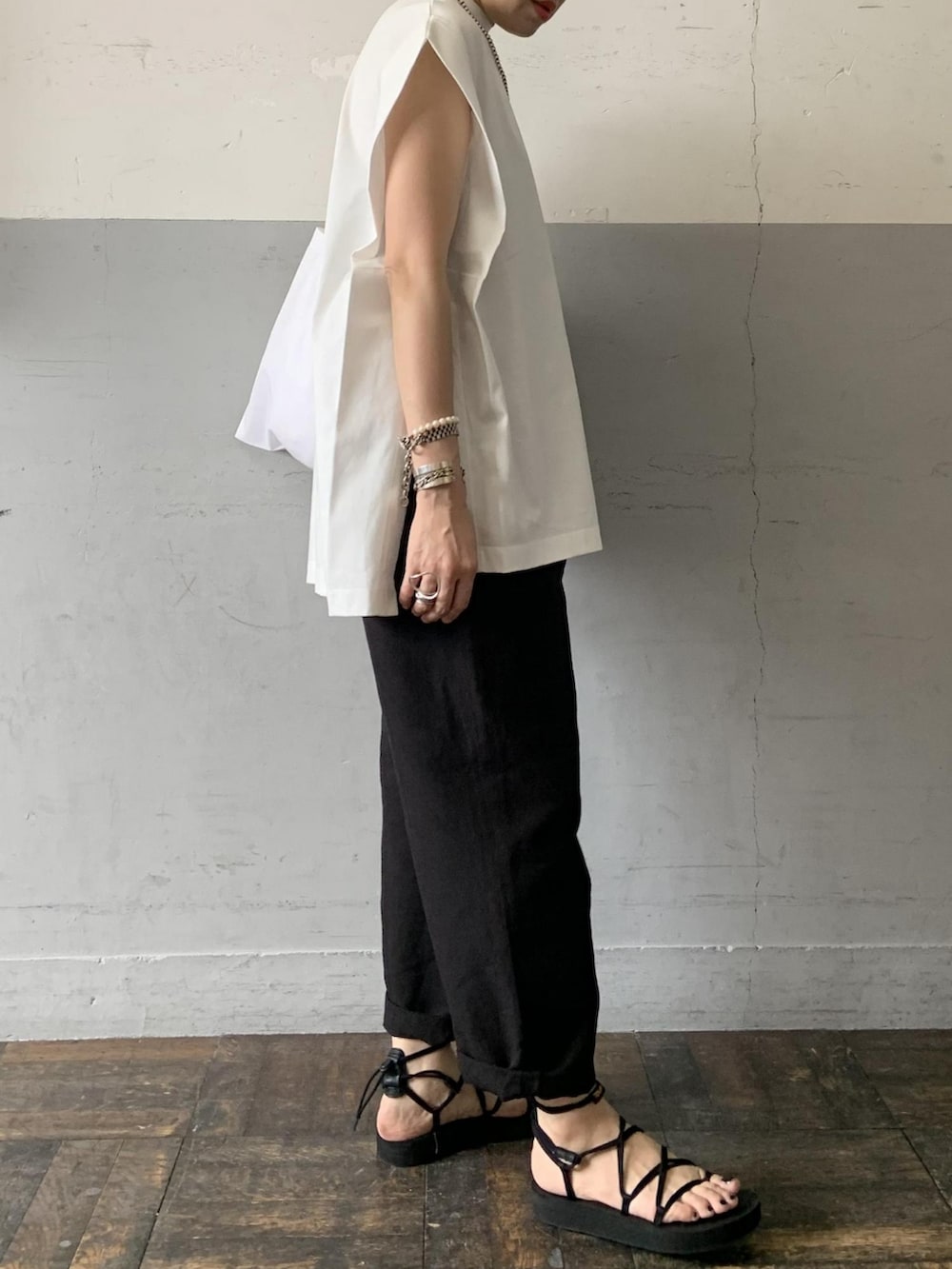 「モノトーン、大人カジュアル、お出かけコーデ、アダムエロペ(ADAM ET ROPE')、大人女子、Adam et Rope'、モノトーンコーデ、夏コーデ、ゆるコーデ、初夏コーデ」｜「ADAM ET ROPE'のフォルムオーバーＴシャツ（Tシャツ/カットソー、ホワイト系）」を使った、ADAM ET ROPE' STAFFさん（レディース・166cm）の春コーディネートの3枚目の写真