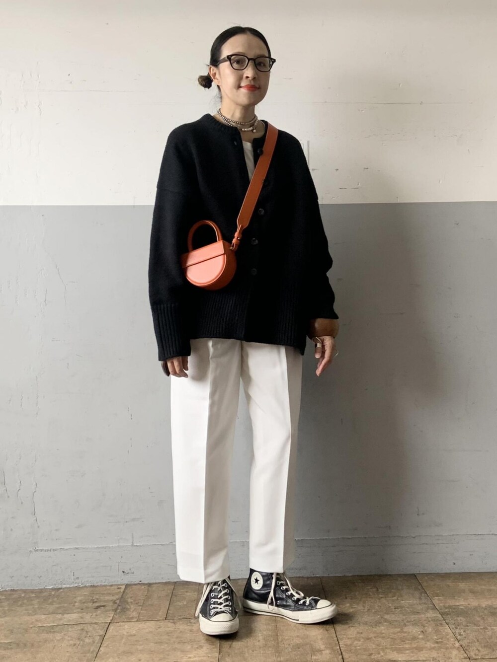 ブラック系のカーディガン/ボレロ、ホワイト系のスラックス、ホワイト系のTシャツ/カットソーを着用したレディースの夏コーディネートの5枚目の写真