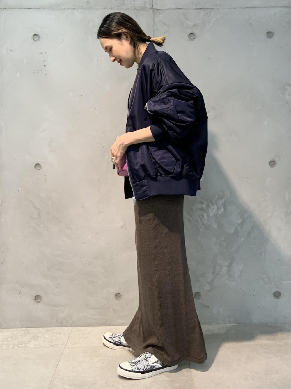 「ブルゾン、スニーカー、セットアップ、MA-1、アダムエロペ(ADAM ET ROPE')、Adam et Rope'、セットアップスタイル、ボディバッグ、ウエストポーチ、秋コーデ」｜「MILLERの【Miller for ADAM ET ROPE'】別注 5S/S TEE（Tシャツ/カットソー、イエロー系）」を使った、ADAM ET ROPE' STAFFさん（レディース・166cm）の夏コーディネートの3枚目の写真