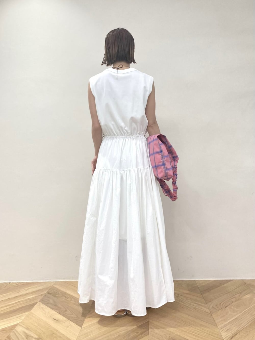 「春服コーデ、ラクチンコーデ、カジュアル、ロングワンピース、アダムエロペ(ADAM ET ROPE')、Adam et Rope'、ティアードワンピース、リゾートスタイル、新作、ホワイトコーデ、ショップスタッフのアクティブコーデ」｜「ADAM ET ROPE'の【サステナブル】ティアードドッキングワンピース（ワンピース、ホワイト系）」を使った、ADAM ET ROPE' STAFFさん（レディース・159cm）の春コーディネートの2枚目の写真