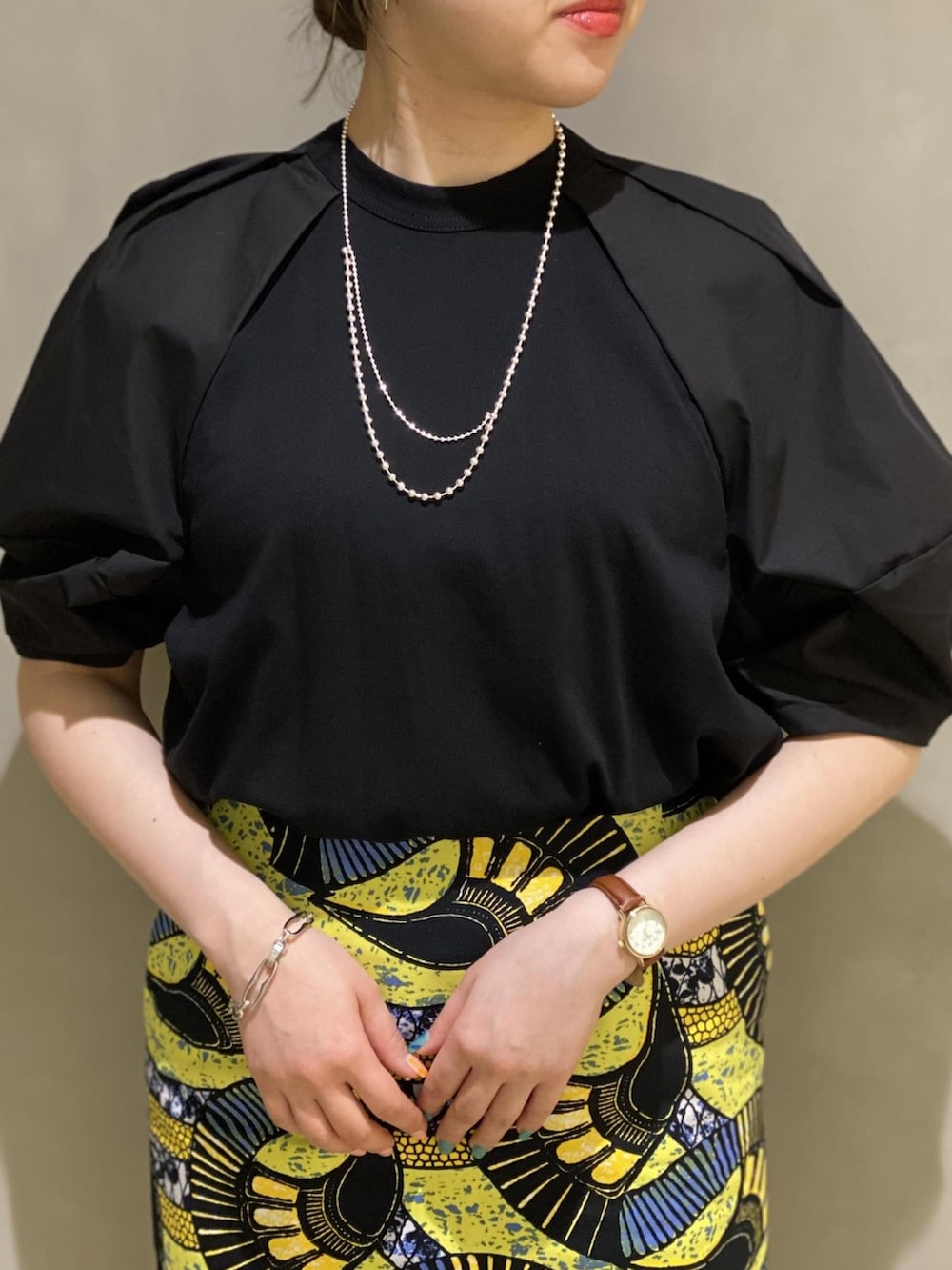 「アダムエロペ(ADAM ET ROPE')、Adam et Rope'、パフスリーブ、パフ袖、Tシャツ、Tシャツ/カットソー、ボリューム袖、袖ボリューム、タイトスカート、ロングスカート、サンダル、夏コーデ、春夏コーデ、オトナカジュアル、大人カジュアル」｜「ADAM ET ROPE'のパフＴシャツ（Tシャツ/カットソー、ブラック系）」を使った、ADAM ET ROPE' STAFFさん（レディース・158cm）の春コーディネートの2枚目の写真