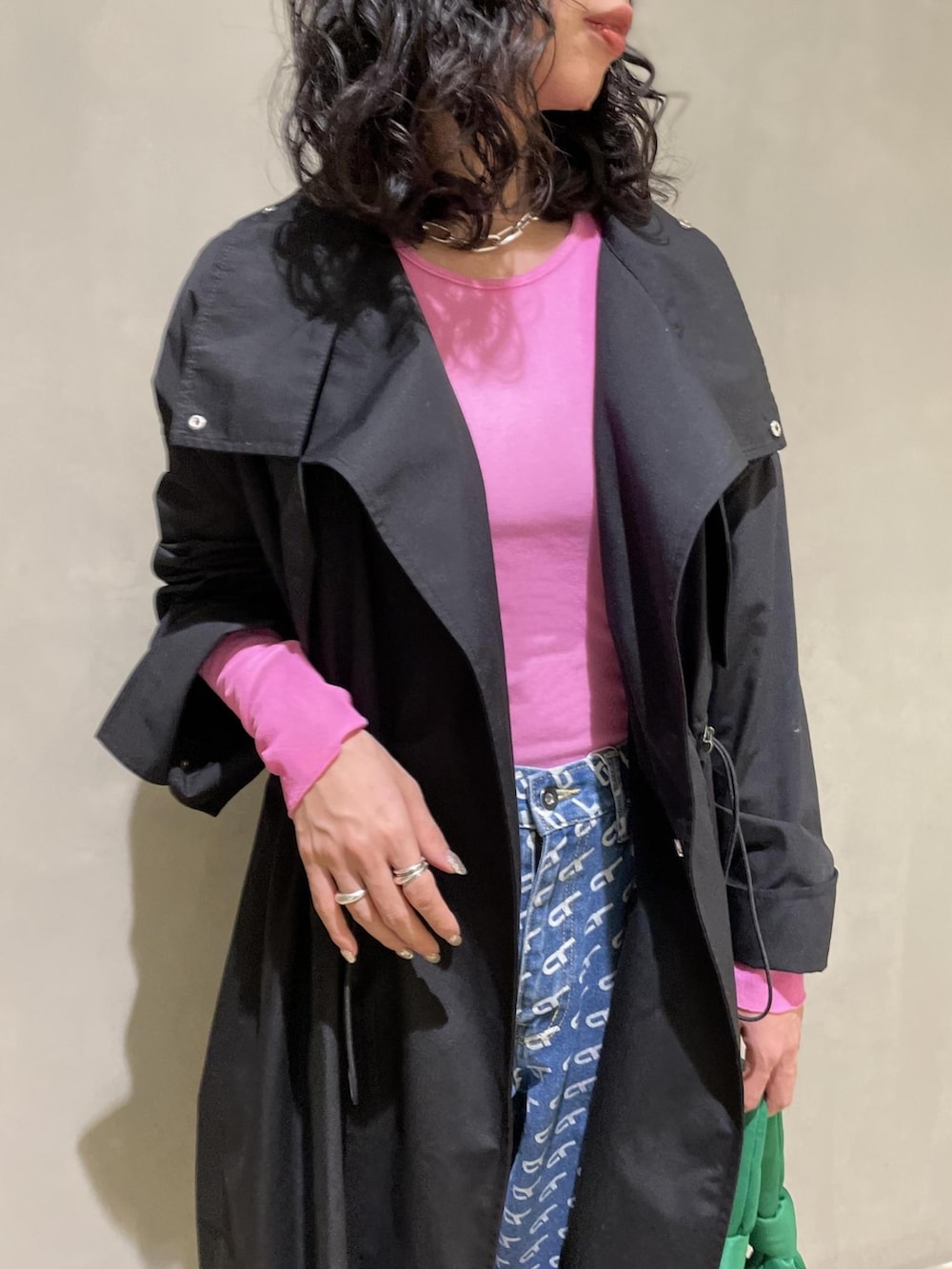 「アダムエロペ(ADAM ET ROPE')、Adam et Rope'、春コーデ、春カラー、ピンク、デニム、ジーンズ、差し色、レイヤードスタイル、レイヤード、重ね着、ハンドバッグ、Ganni、モッズコート、春コート」｜「ADAM ET ROPE'の【サステナブル】ルーズフィットアジャストデニム（デニムパンツ、ブルー系）」を使った、ADAM ET ROPE' STAFFさん（レディース・165cm）の冬コーディネートの3枚目の写真