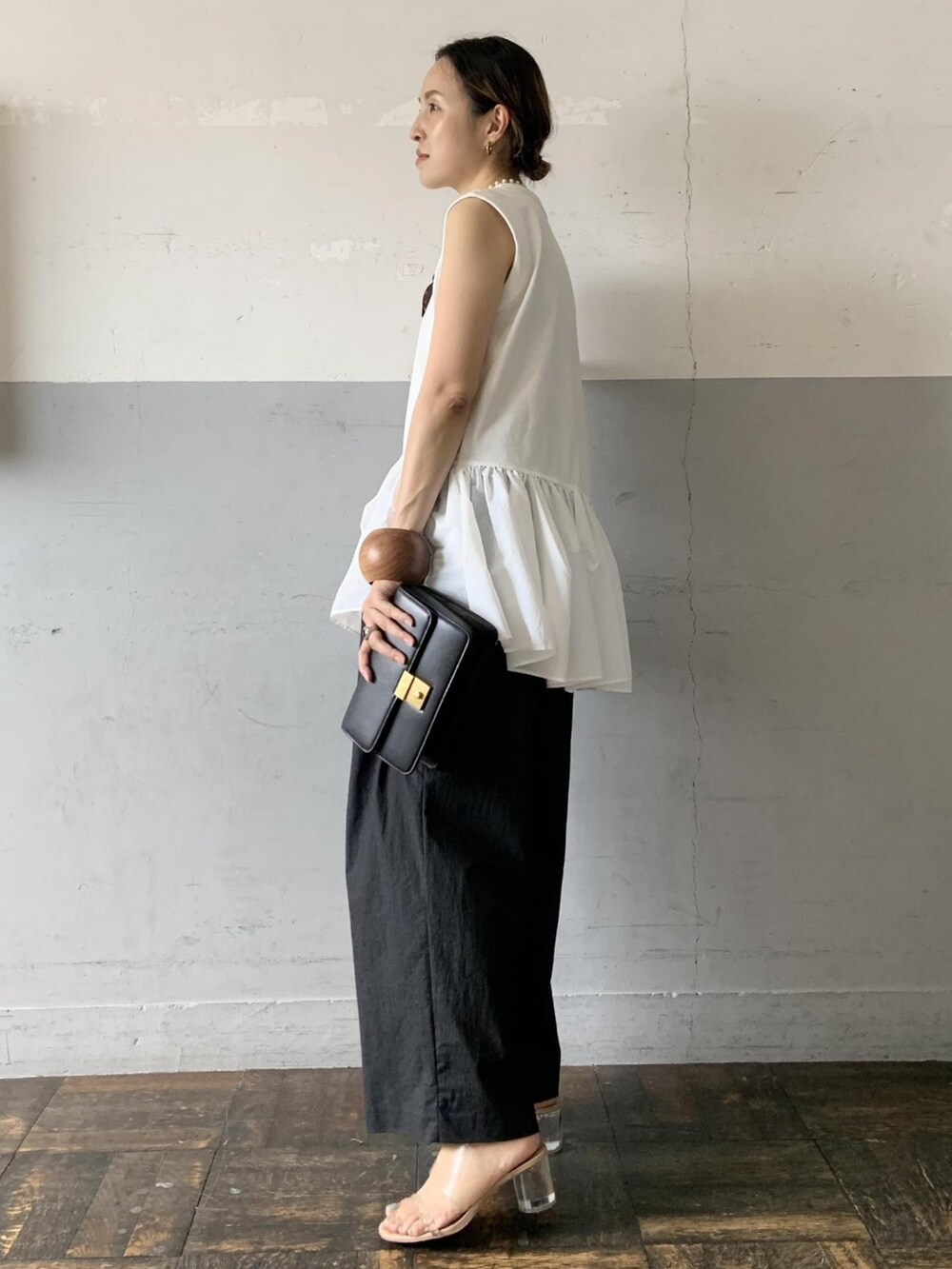ホワイト系のTシャツ/カットソー、ブラック系のショルダーバッグ、ブラック系のその他パンツを着用したレディースの夏コーディネートの3枚目の写真