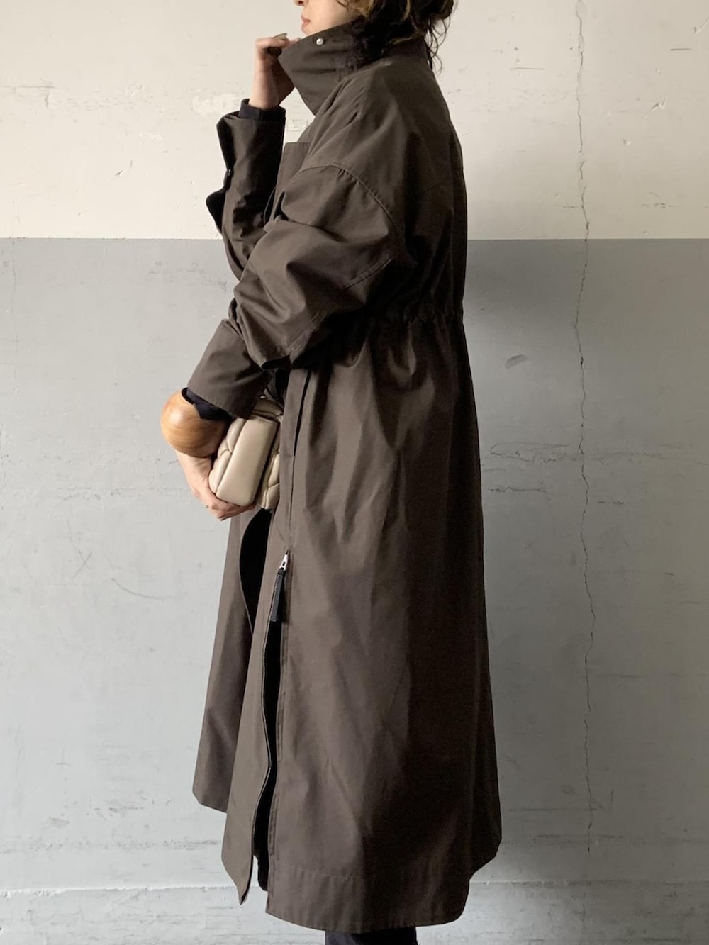 ブラック系のローファー、グリーン系のモッズコート、ベージュ系のショルダーバッグを着用したレディースの冬コーディネートの3枚目の写真