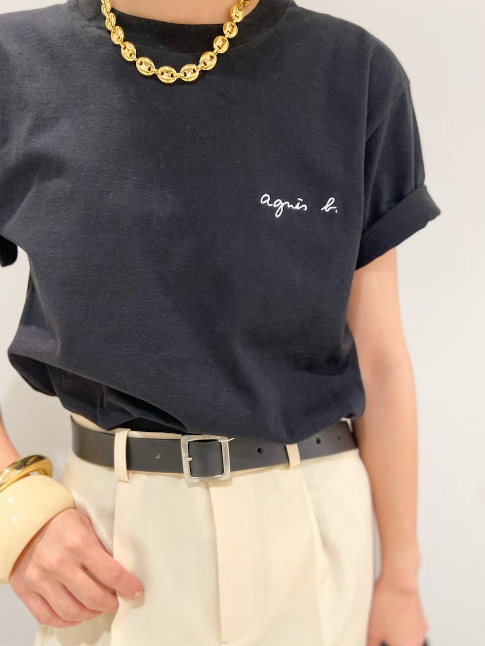 「ロゴT、アダムエロペ(ADAM ET ROPE')、パンツスタイル、Adam et Rope'、シンプルコーデ、夏コーデ、アニエスベー、アダムエロペ、agnes b.、adametrope」｜「ADAM ET ROPE'の【agnes b. pour ADAM ET ROPE'】LOGO T-SHIRTS（Tシャツ/カットソー、ブラック系）」を使った、ADAM ET ROPE' STAFFさん（レディース・157cm）の春コーディネートの5枚目の写真