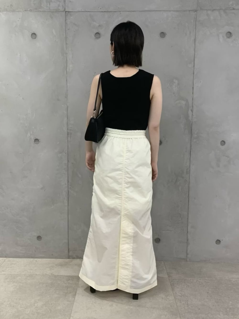 「モノトーン、休日コーデ、アダムエロペ(ADAM ET ROPE')、Adam et Rope'、カジュアルコーデ、アダムエロペ、低身長コーデ、adametrope、ナイロンスカート、スボーツミックス」｜「ADAM ET ROPE'のアシメタンクニット（タンクトップ、ブラック系）」を使った、ADAM ET ROPE' STAFFさん（レディース・154cm）の春コーディネートの3枚目の写真