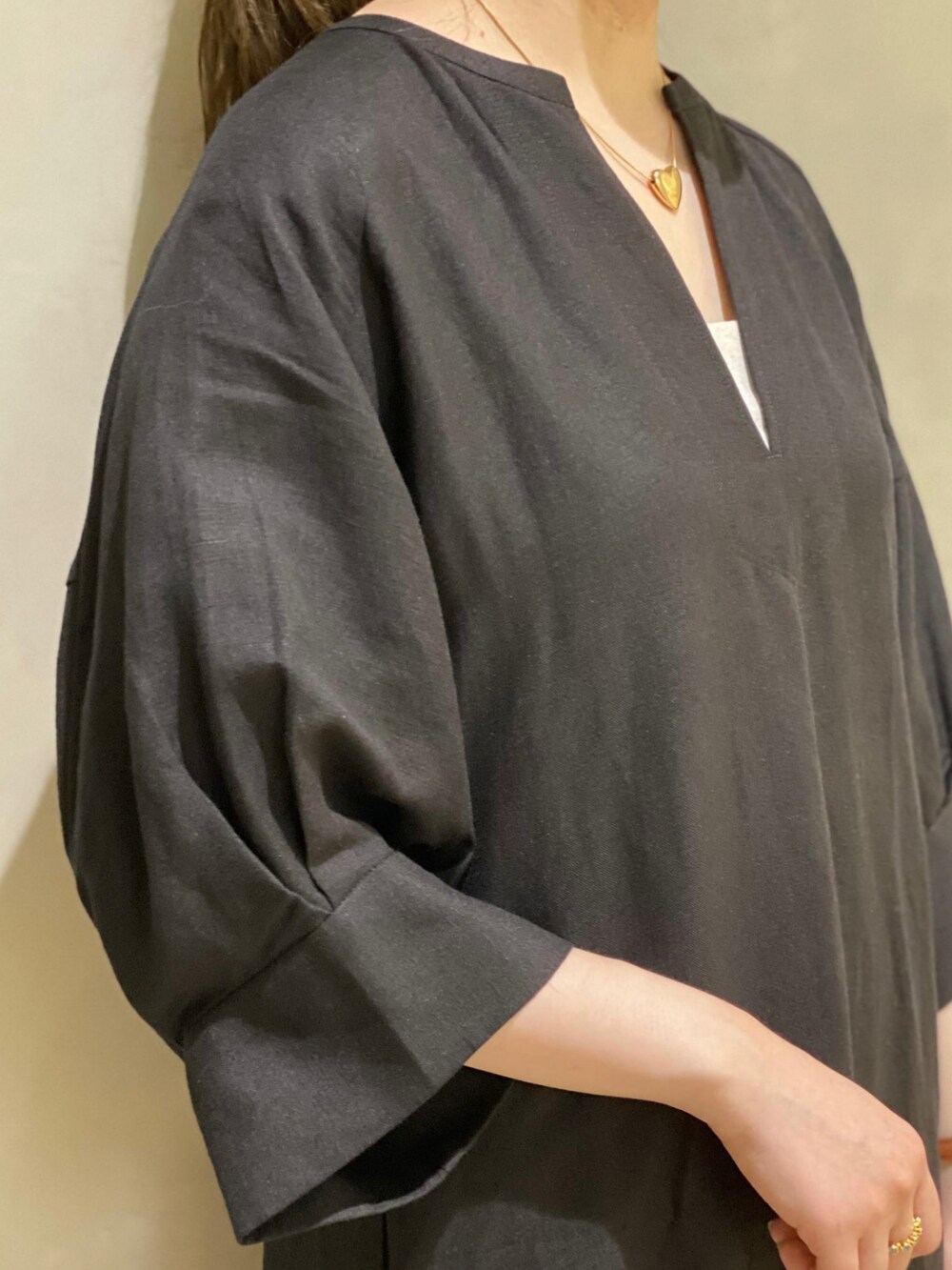 ブラック系のワンピース、ブラック系のサンダルを着用したレディースの春コーディネートの5枚目の写真