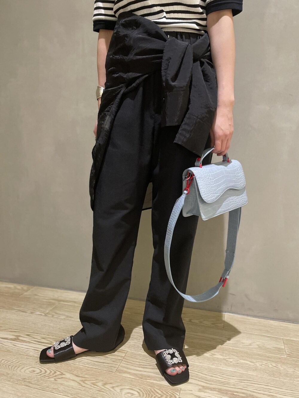 ホワイト系のTシャツ/カットソー、ブラック系のその他パンツ、ブラック系のシャツ/ブラウスを着用したレディースの夏コーディネートの4枚目の写真