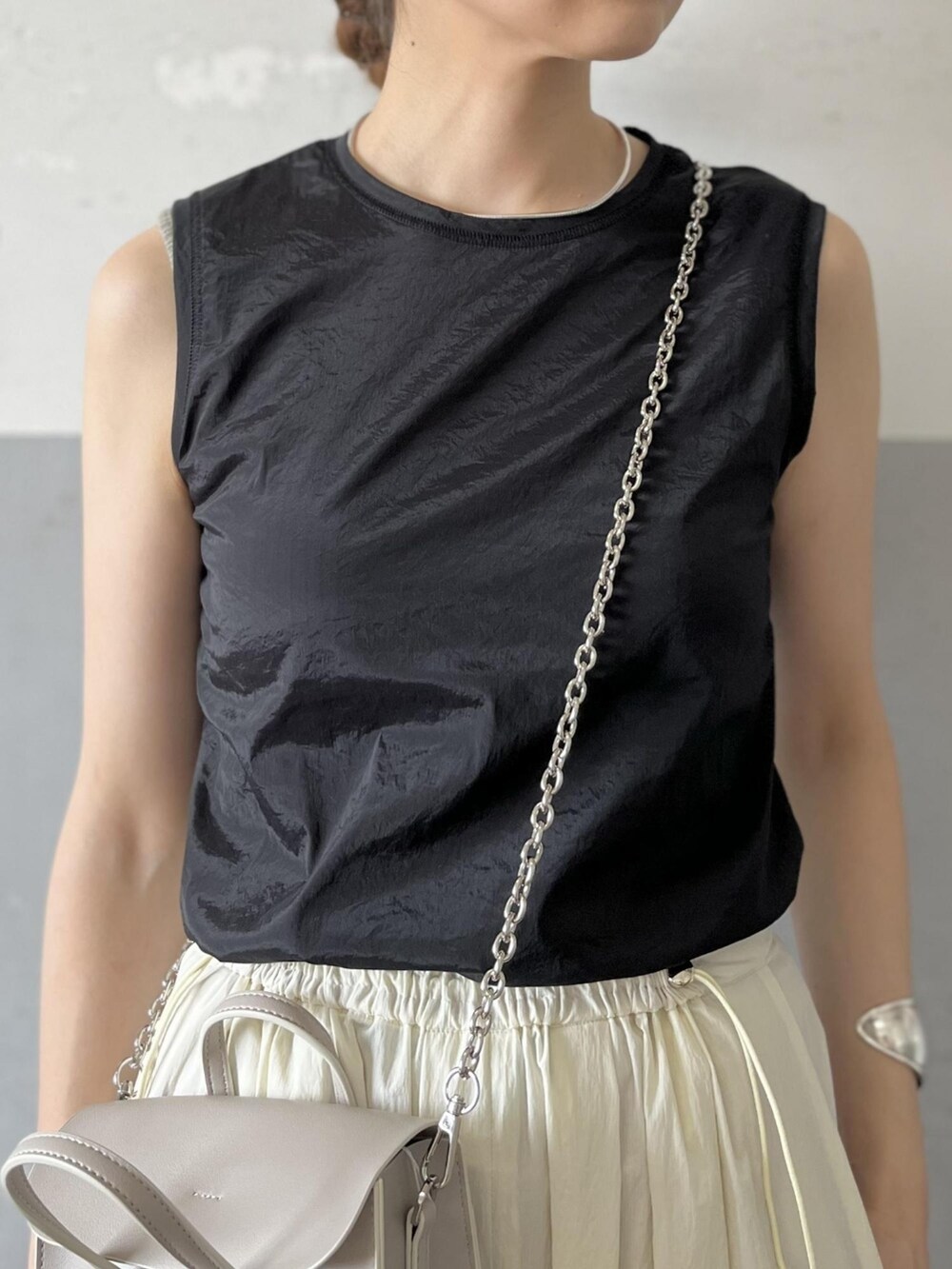 ブラック系のタンクトップ、グレー系のショルダーバッグ、ホワイト系のその他パンツを着用したレディースの夏コーディネートの4枚目の写真