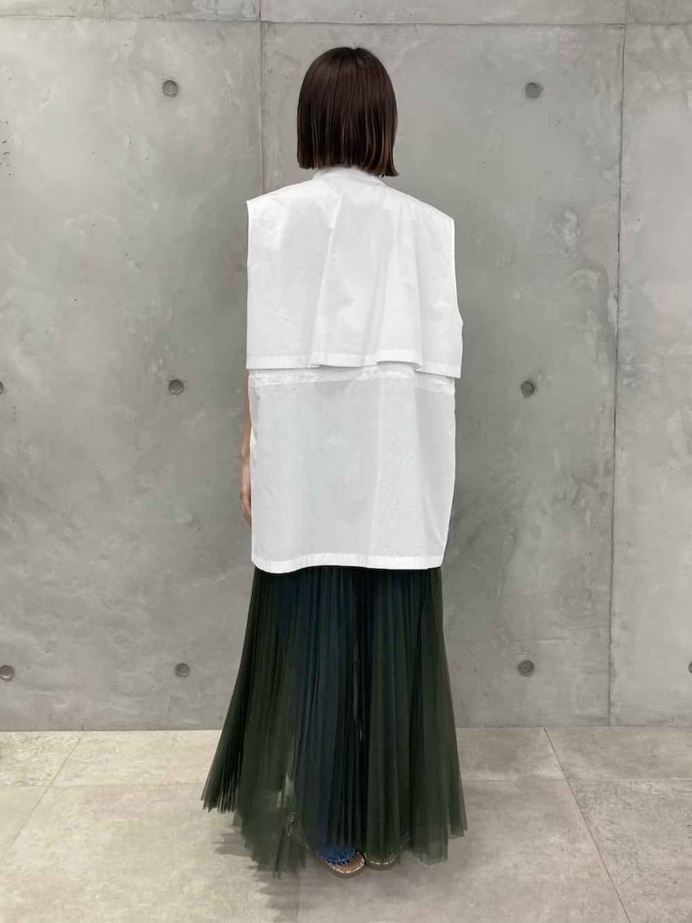 「ベスト、大人カジュアル、休日スタイル、ジレ、アダムエロペ(ADAM ET ROPE')、Adam et Rope'、夏コーデ、アダムエロペ、adametrope、Adam et Ropé」｜「ADAM ET ROPE'のシャツベスト（シャツ/ブラウス、ホワイト系）」を使った、ADAM ET ROPE' STAFFさん（レディース・159cm）の春コーディネートの3枚目の写真