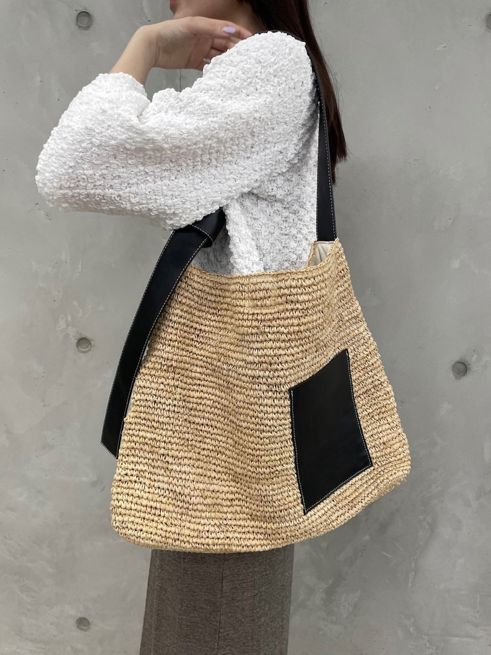 「春夏コーデ、休日スタイル、カーディガン、アダムエロペ(ADAM ET ROPE')、Adam et Rope'、adametrope、シャーリングブラウス、ワンピース、リゾートスタイル、miller、別注」｜「ADAM ET ROPE'のシャーリングホックカーディガン（カーディガン/ボレロ、ホワイト系）」を使った、ADAM ET ROPE' STAFFさん（レディース・165cm）の春コーディネートの3枚目の写真