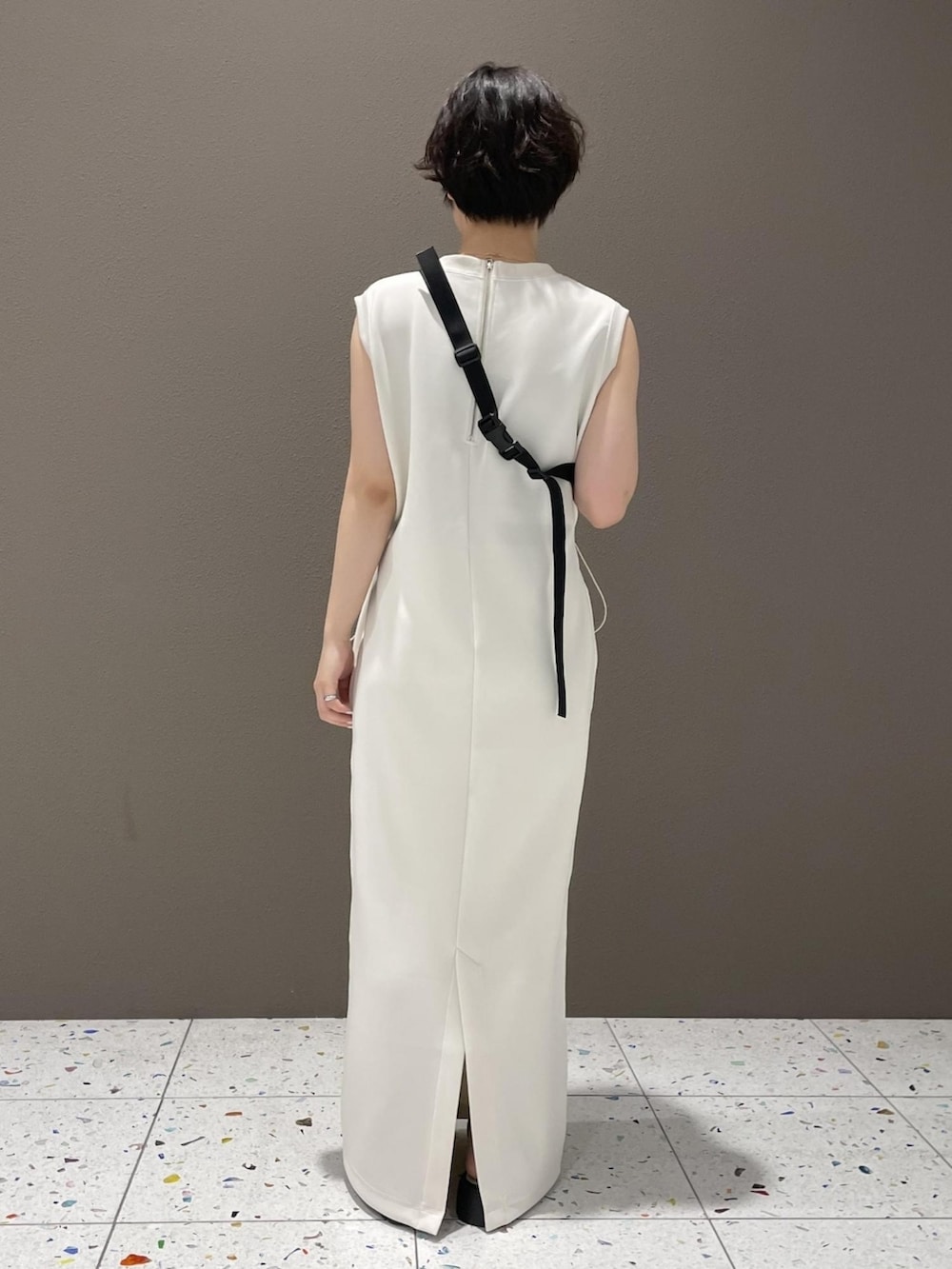「アダムエロペ(ADAM ET ROPE')、Adam et Rope'、ワンピース、ワンピーススタイル、ノースリーブ、夏コーデ、夏、ロングワンピース、サンダル、ラフ、カジュアルコーデ、スボーツミックス、大人カジュアル、ウエストポーチ、真夏のアクティブスタイル」｜「ADAM ET ROPE'のダンボールドロストワンピース（ワンピース、ホワイト系）」を使った、ADAM ET ROPE' STAFFさん（レディース・150cm）の春コーディネートの3枚目の写真