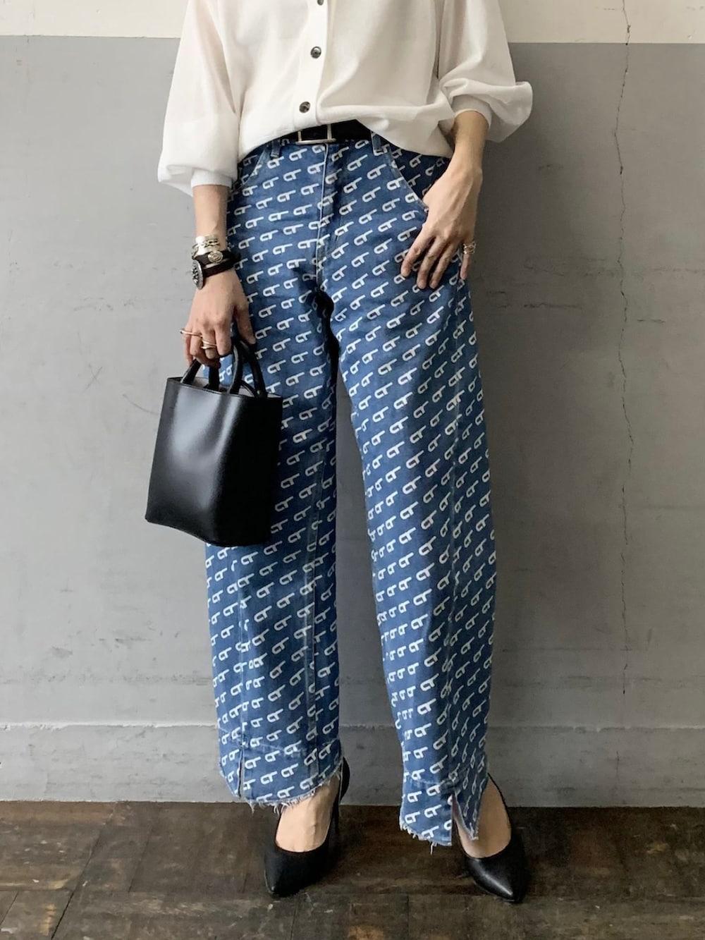 「アダムエロペ(ADAM ET ROPE')、Adam et Rope'、大人カジュアル、休日コーデ、デニムパンツ、カーディガン、シアー、春コーデ、柄パンツ、ショップスタッフの好印象コーデ、デニム、休日スタイル、カジュアル、ゆるコーデ、高身長女子」｜「ADAM ET ROPE'の【WEB限定】キーネックシアーカーディガン（カーディガン/ボレロ、ホワイト系）」を使った、ADAM ET ROPE' STAFFさん（レディース・166cm）の春コーディネートの5枚目の写真