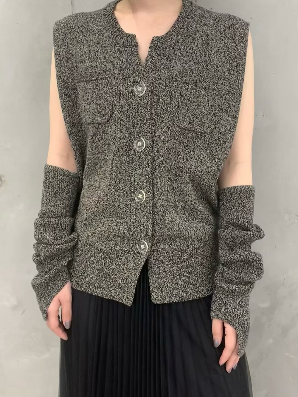 ブラウン系のカーディガン/ボレロ、ブラック系のスカート、シルバー系のサンダルを着用したレディースの春コーディネートの4枚目の写真