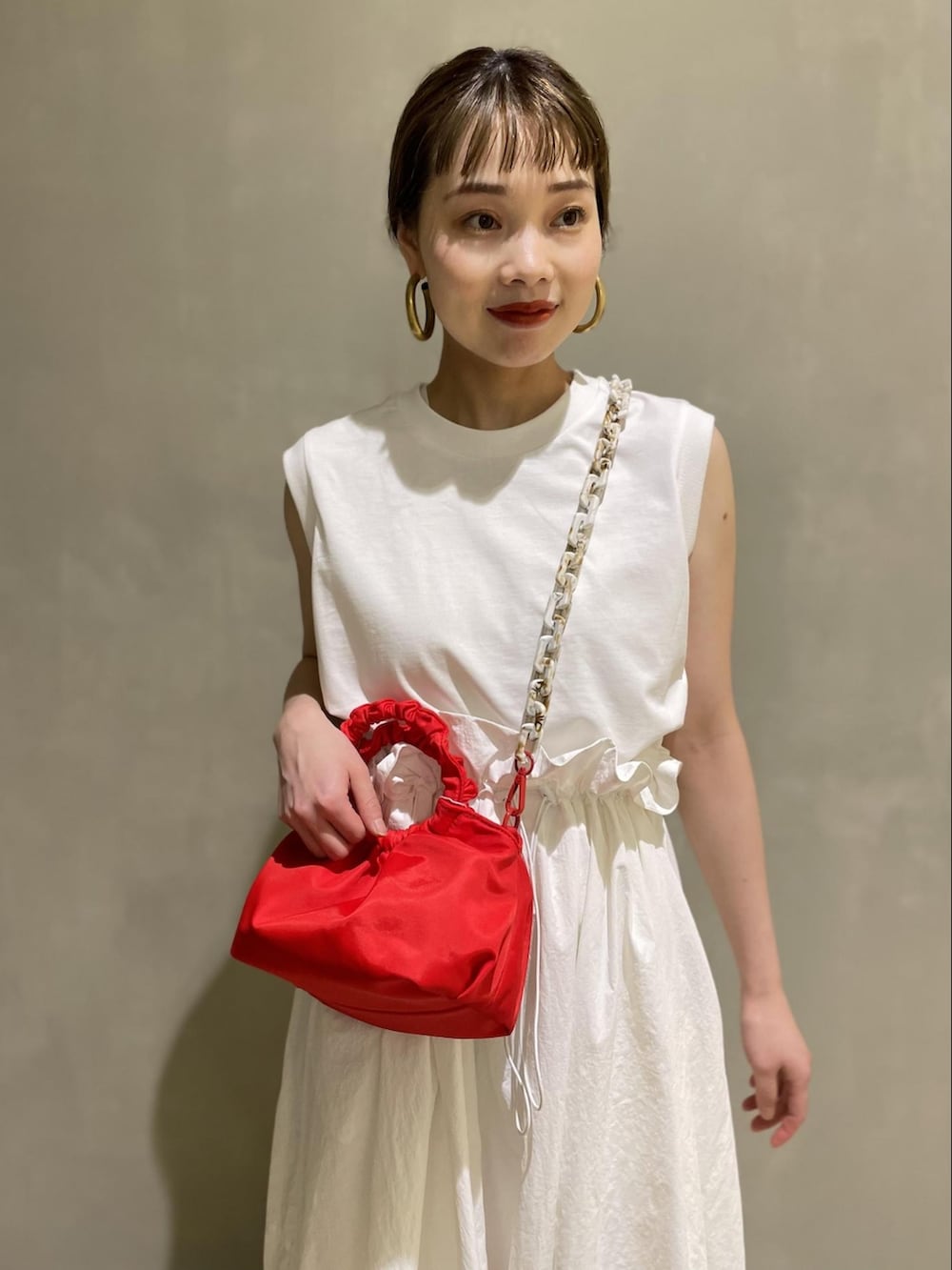 「ワンピース、ショルダーバッグ、厚底シューズ、アダムエロペ(ADAM ET ROPE')、ロングワンピース、Adam et Rope'、夏コーデ、ノースリーブ、厚底サンダル、ベルクロ」｜「HVISKの【HVISK】JOLLY RUSH TWILL（ショルダーバッグ、レッド系）」を使った、ADAM ET ROPE' STAFFさん（レディース・157cm）の夏コーディネートの3枚目の写真