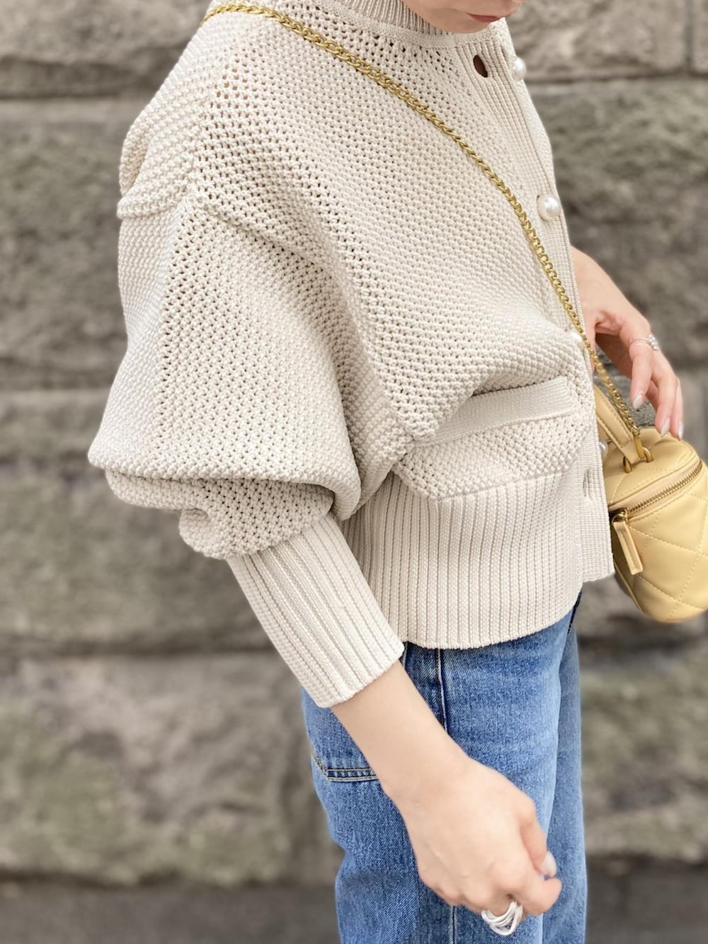 「カーディガン、デニム、ベレー帽、帽子、デニムパンツ、チェーンバッグ、アダムエロペ(ADAM ET ROPE')、フレアパンツ、Adam et Rope'、フレアデニム」｜「ADAM ET ROPE'の【サステナブル】フレアデニム（デニムパンツ、ブルー系）」を使った、ADAM ET ROPE' STAFFさん（レディース・157cm）の秋コーディネートの5枚目の写真
