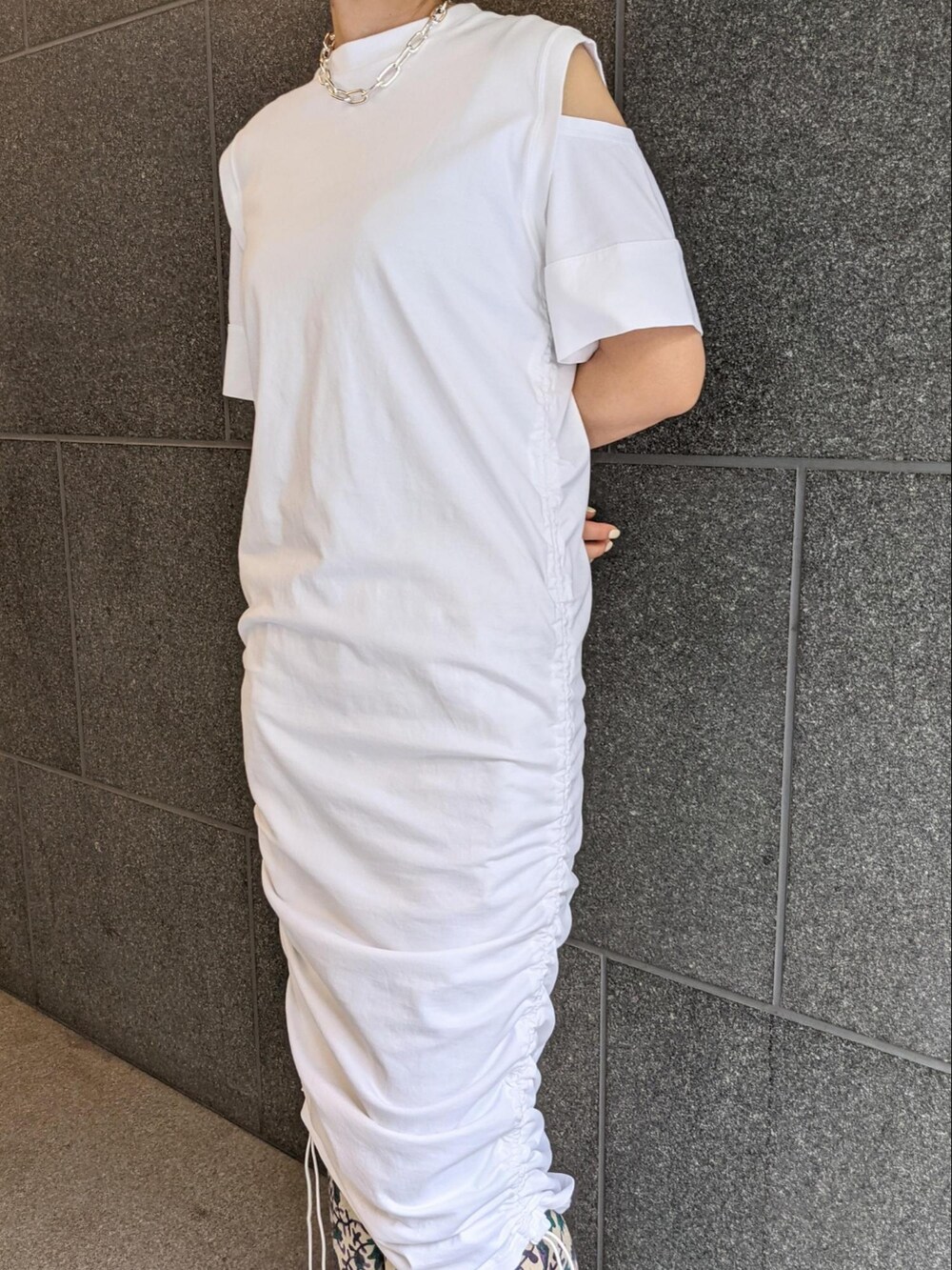 「ワンピース、カジュアル、重ね着、レイヤード、レイヤードスタイル、アダムエロペ(ADAM ET ROPE')、ロングワンピース、Adam et Rope'、Tシャツワンピ、ラクチンコーデ」｜「ADAM ET ROPE'のＴシャツワンピース（ワンピース、ホワイト系）」を使った、ADAM ET ROPE' STAFFさん（レディース・163cm）の春コーディネートの3枚目の写真