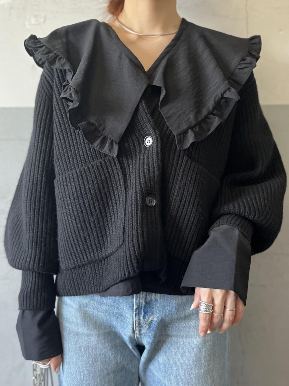 ブラック系のカーディガン/ボレロ、ブラック系のシャツ/ブラウス、ブルー系のデニムパンツを着用したレディースの冬コーディネートの4枚目の写真