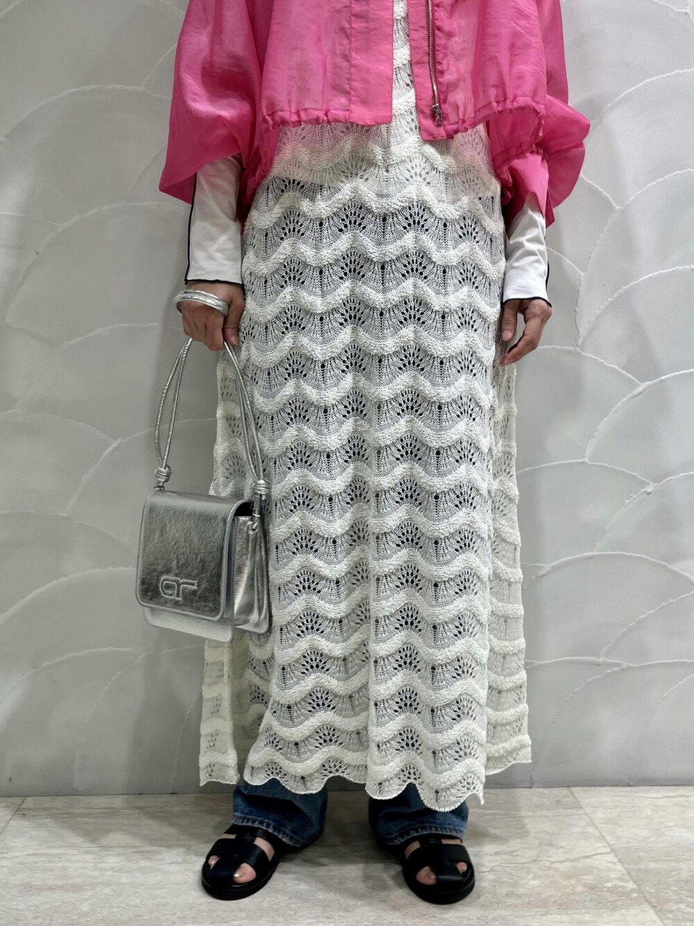 ピンク系のブルゾン、ホワイト系のワンピース、シルバー系のショルダーバッグを着用したレディースの春コーディネートの5枚目の写真