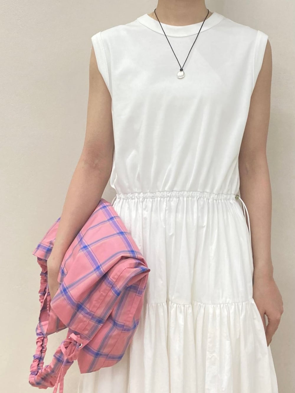 「春服コーデ、ラクチンコーデ、カジュアル、ロングワンピース、アダムエロペ(ADAM ET ROPE')、Adam et Rope'、ティアードワンピース、リゾートスタイル、新作、ホワイトコーデ、ショップスタッフのアクティブコーデ」｜「ADAM ET ROPE'の【サステナブル】ティアードドッキングワンピース（ワンピース、ホワイト系）」を使った、ADAM ET ROPE' STAFFさん（レディース・159cm）の春コーディネートの3枚目の写真